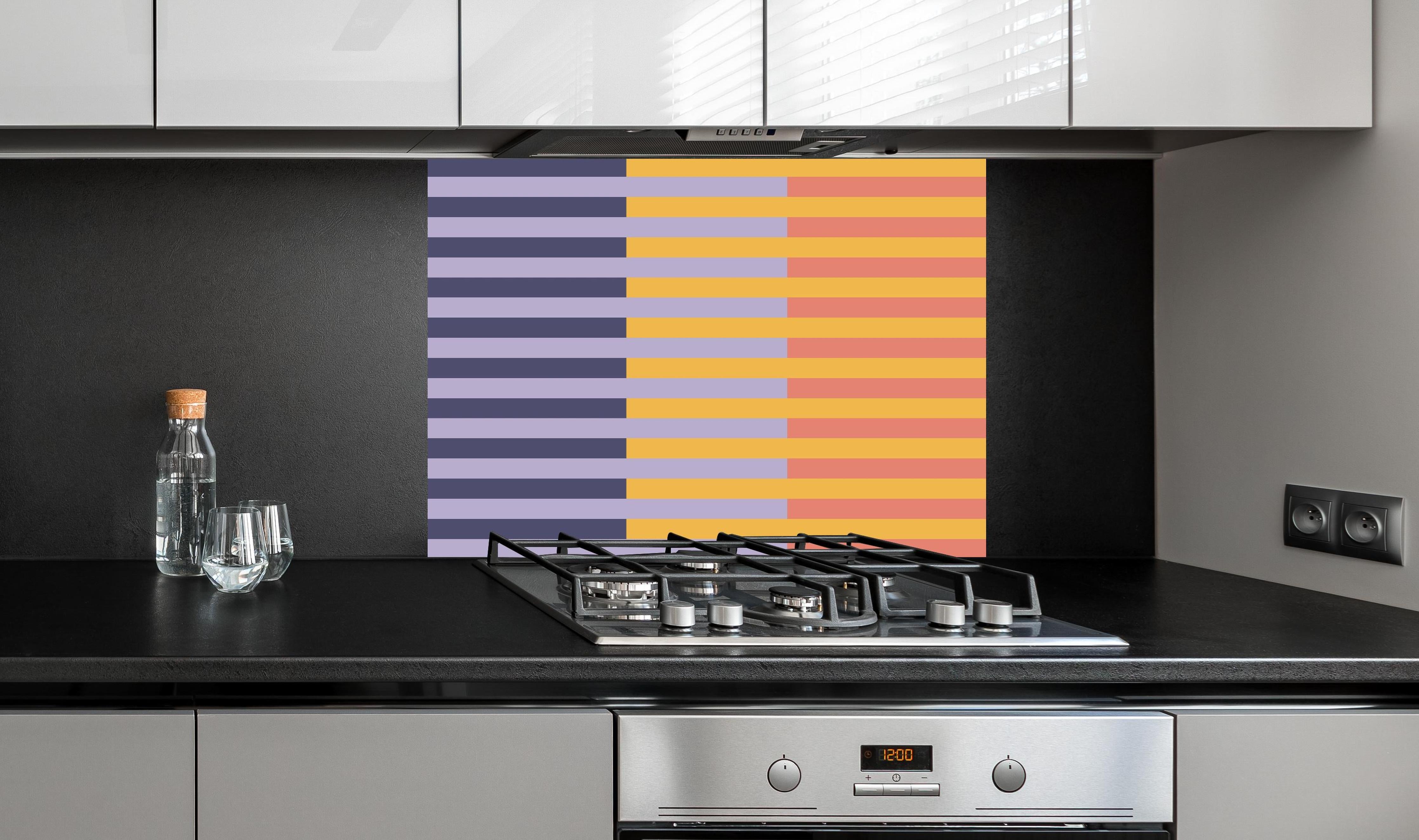 Spritzschutz - The Vintages - Multy Stripes - Penelope hinter einem Cerankochfeld zwischen Holz-Kochutensilien