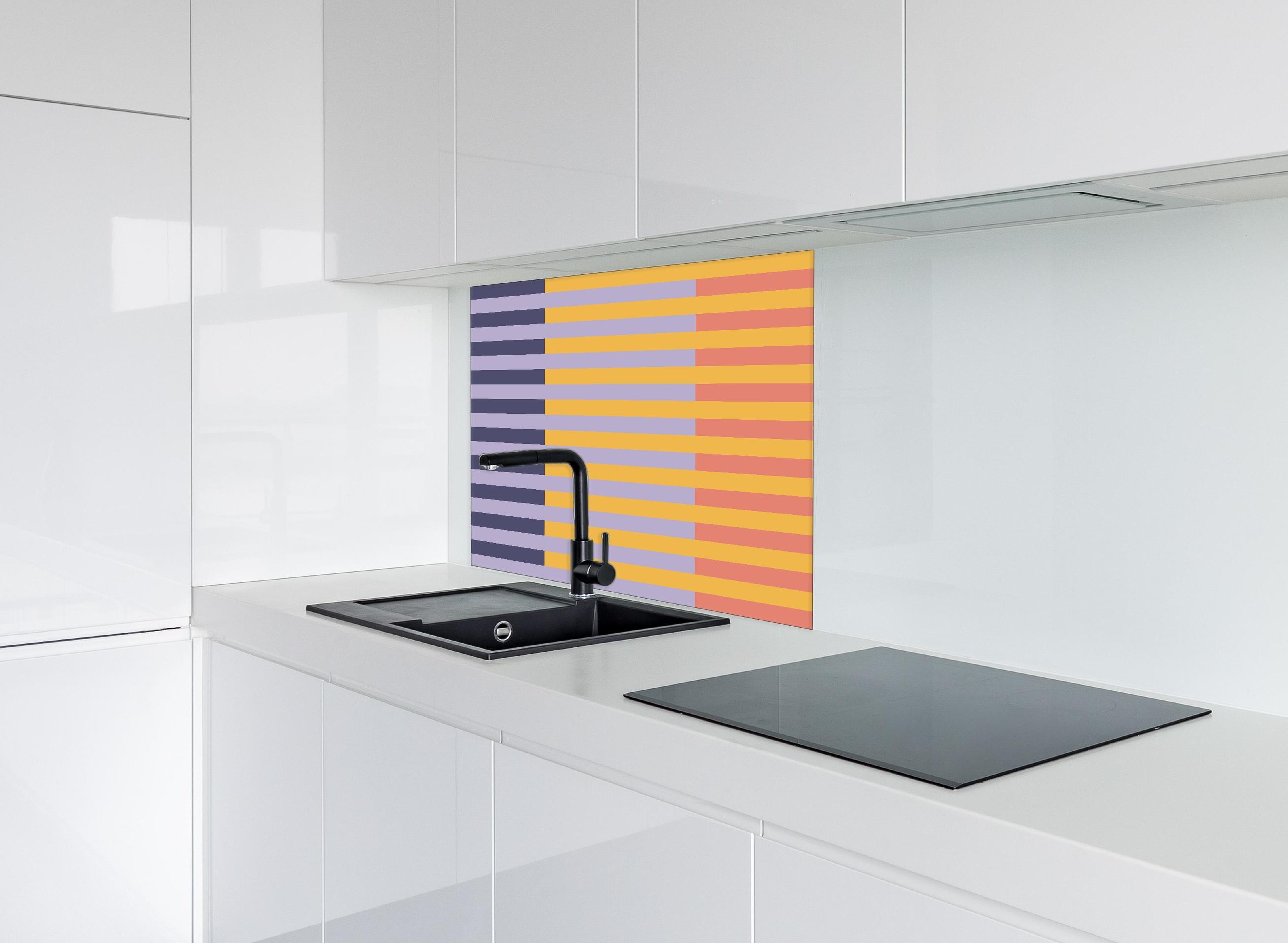 Spritzschutz - The Vintages - Multy Stripes - Penelope hinter einem Cerankochfeld zwischen Holz-Kochutensilien