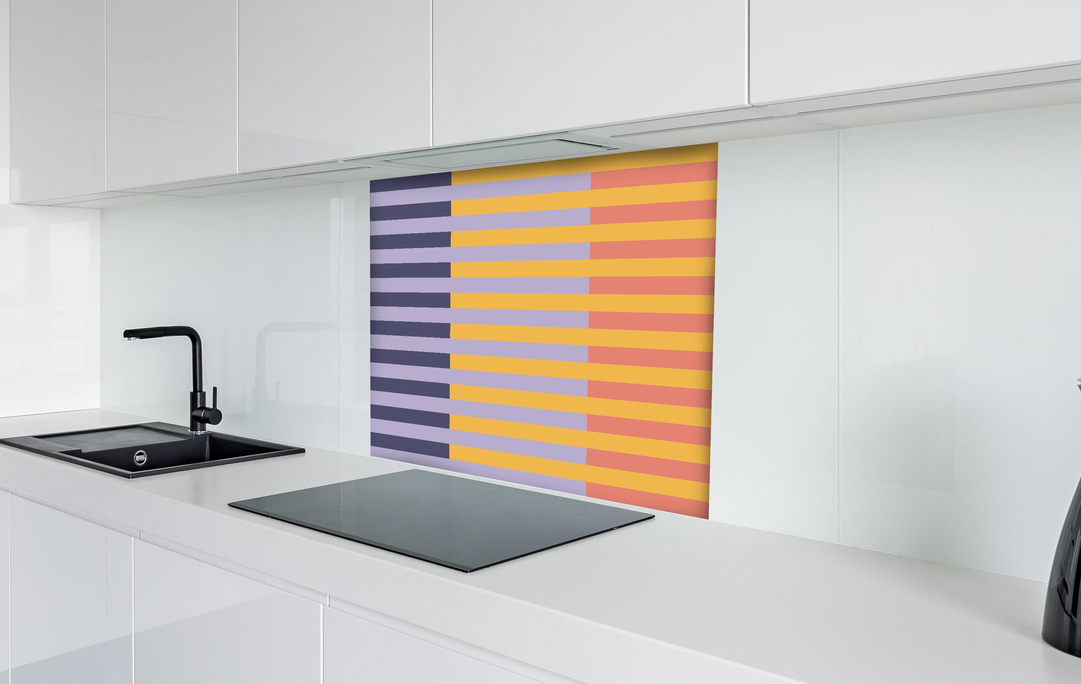 Spritzschutz - The Vintages - Multy Stripes - Penelope hinter einem Cerankochfeld zwischen Holz-Kochutensilien