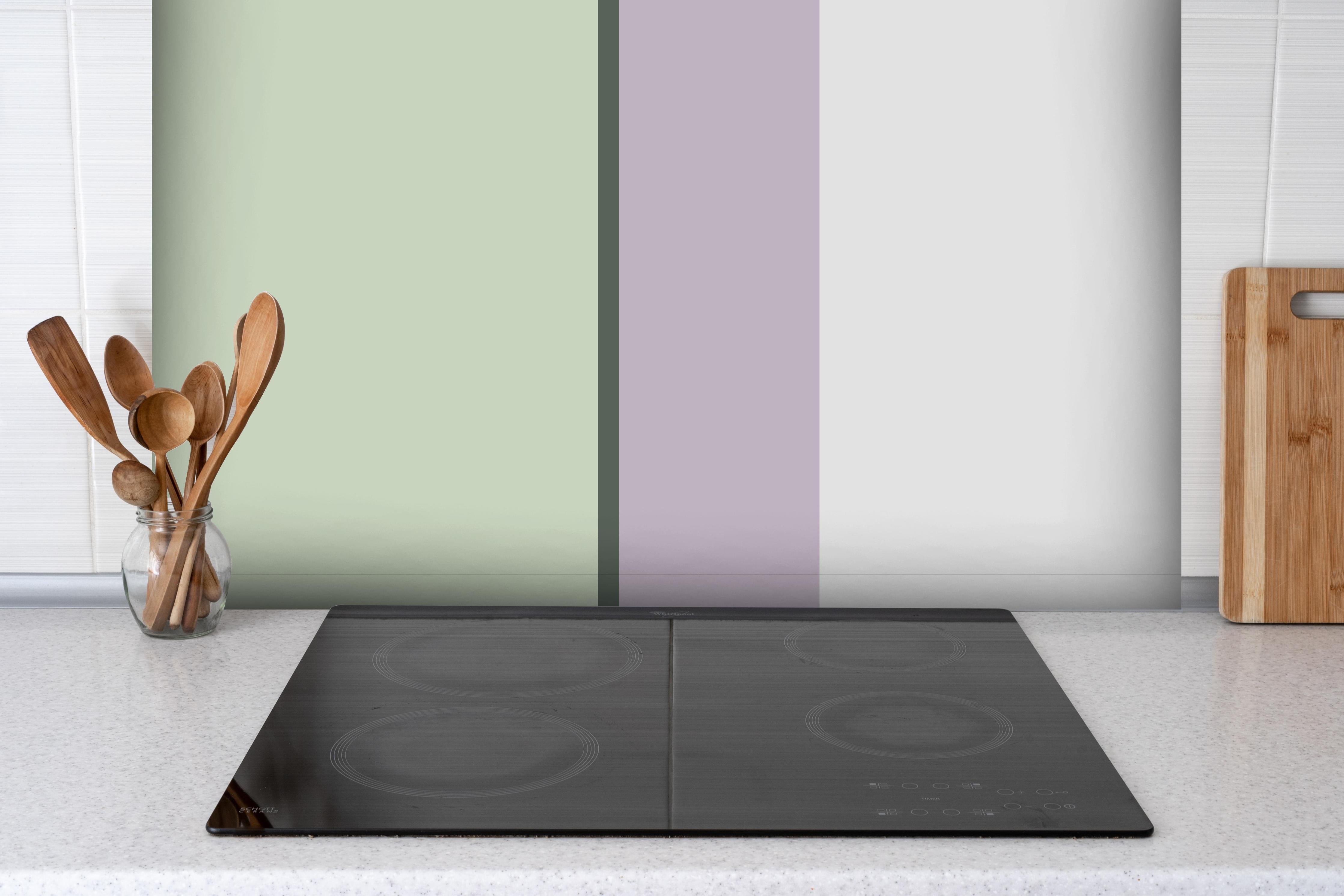 Spritzschutz - The Vintages - Vertikal - Benedict hinter einem Cerankochfeld zwischen Holz-Kochutensilien