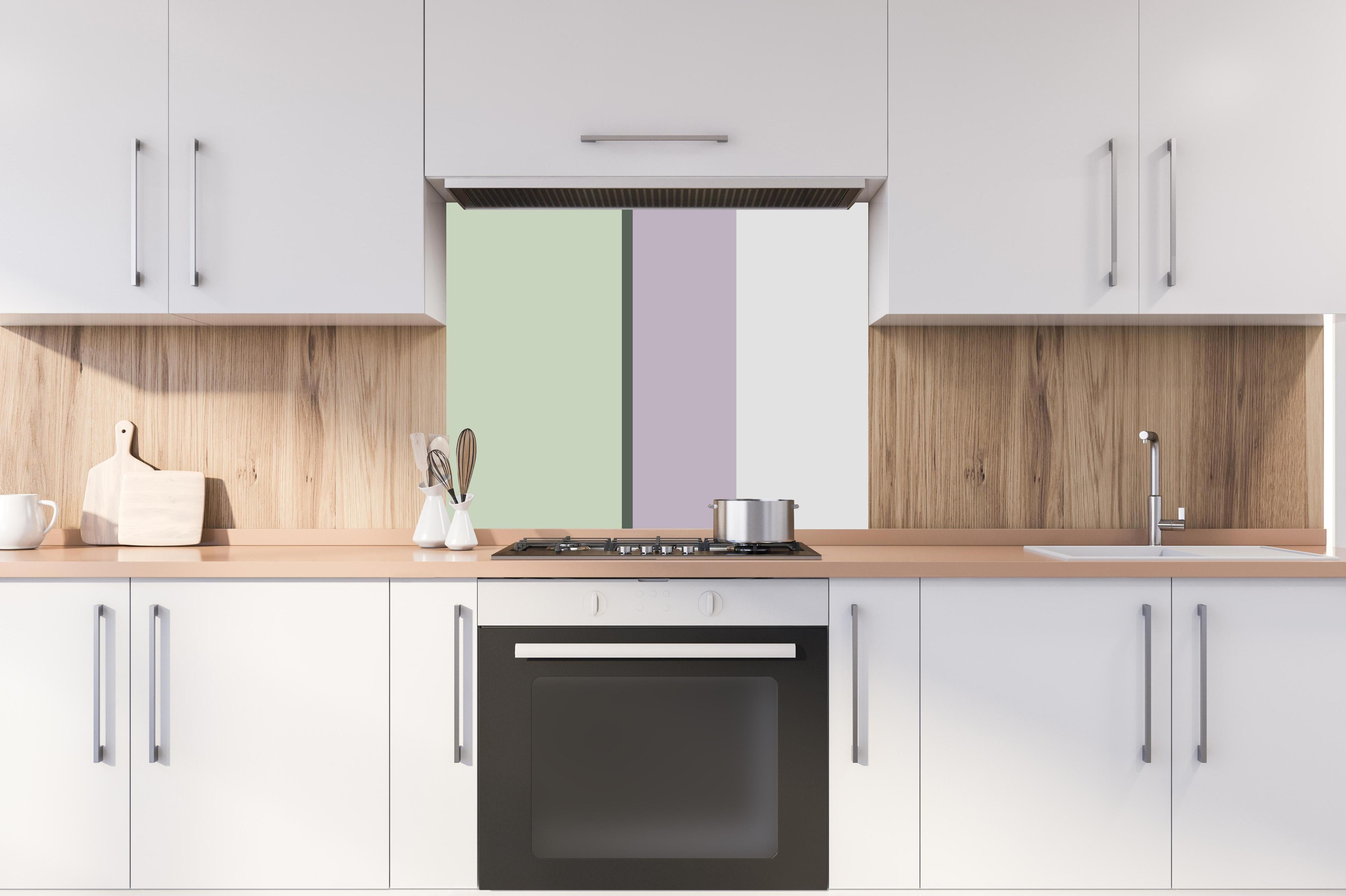 Spritzschutz - The Vintages - Vertikal - Benedict hinter einem Cerankochfeld zwischen Holz-Kochutensilien