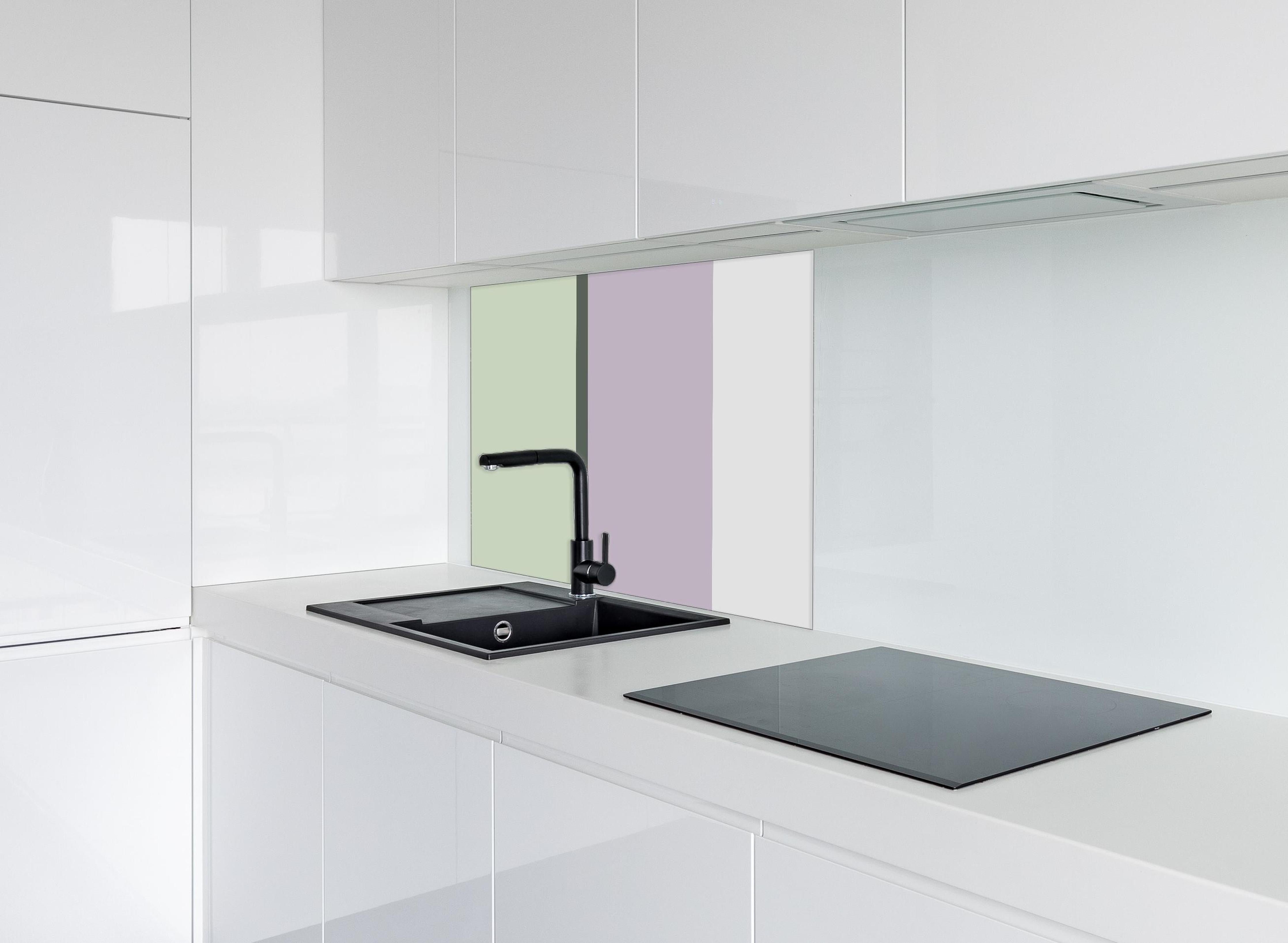 Spritzschutz - The Vintages - Vertikal - Benedict hinter einem Cerankochfeld zwischen Holz-Kochutensilien