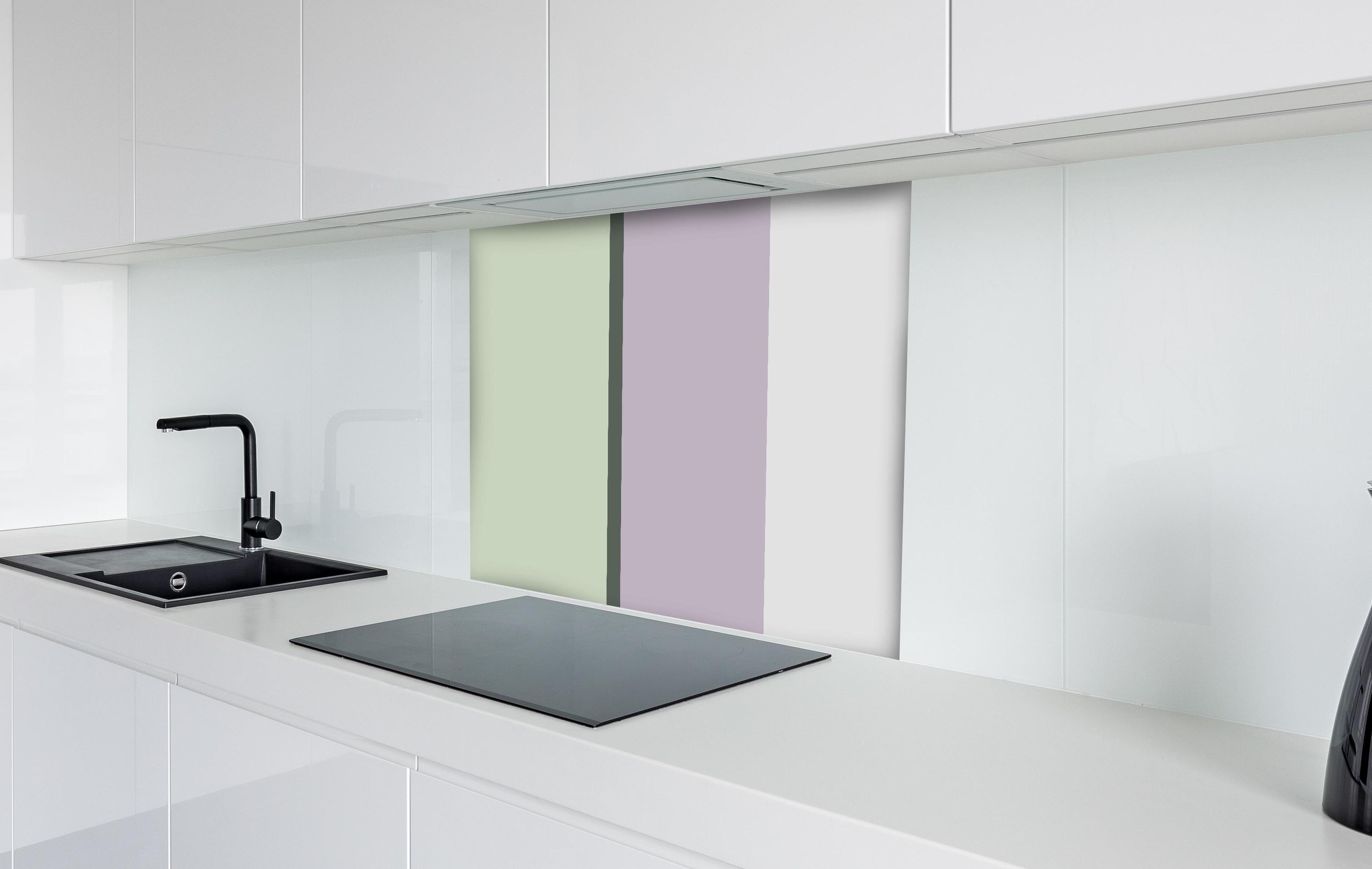 Spritzschutz - The Vintages - Vertikal - Benedict hinter einem Cerankochfeld zwischen Holz-Kochutensilien