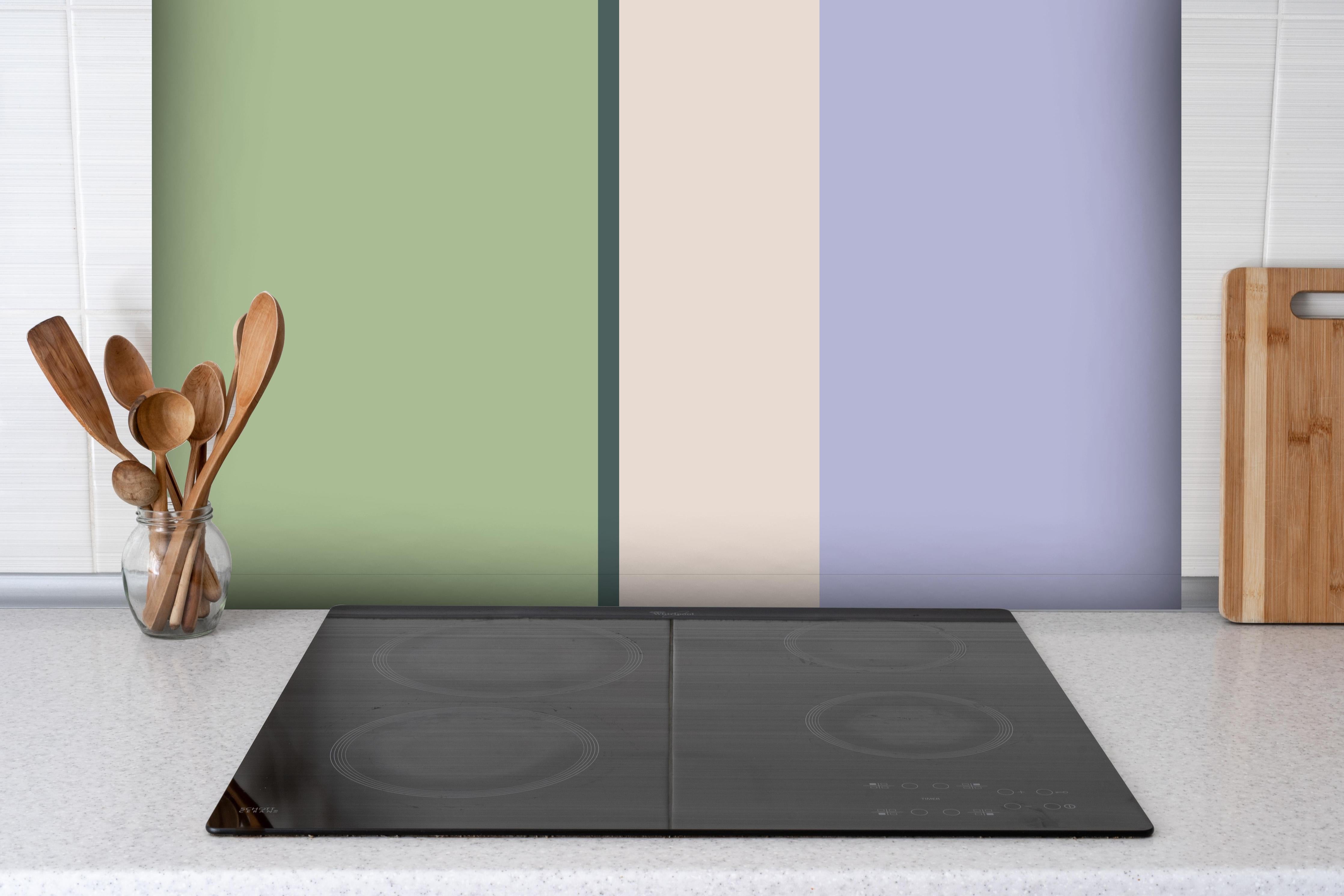 Spritzschutz - The Vintages - Vertikal - Colin hinter einem Cerankochfeld zwischen Holz-Kochutensilien