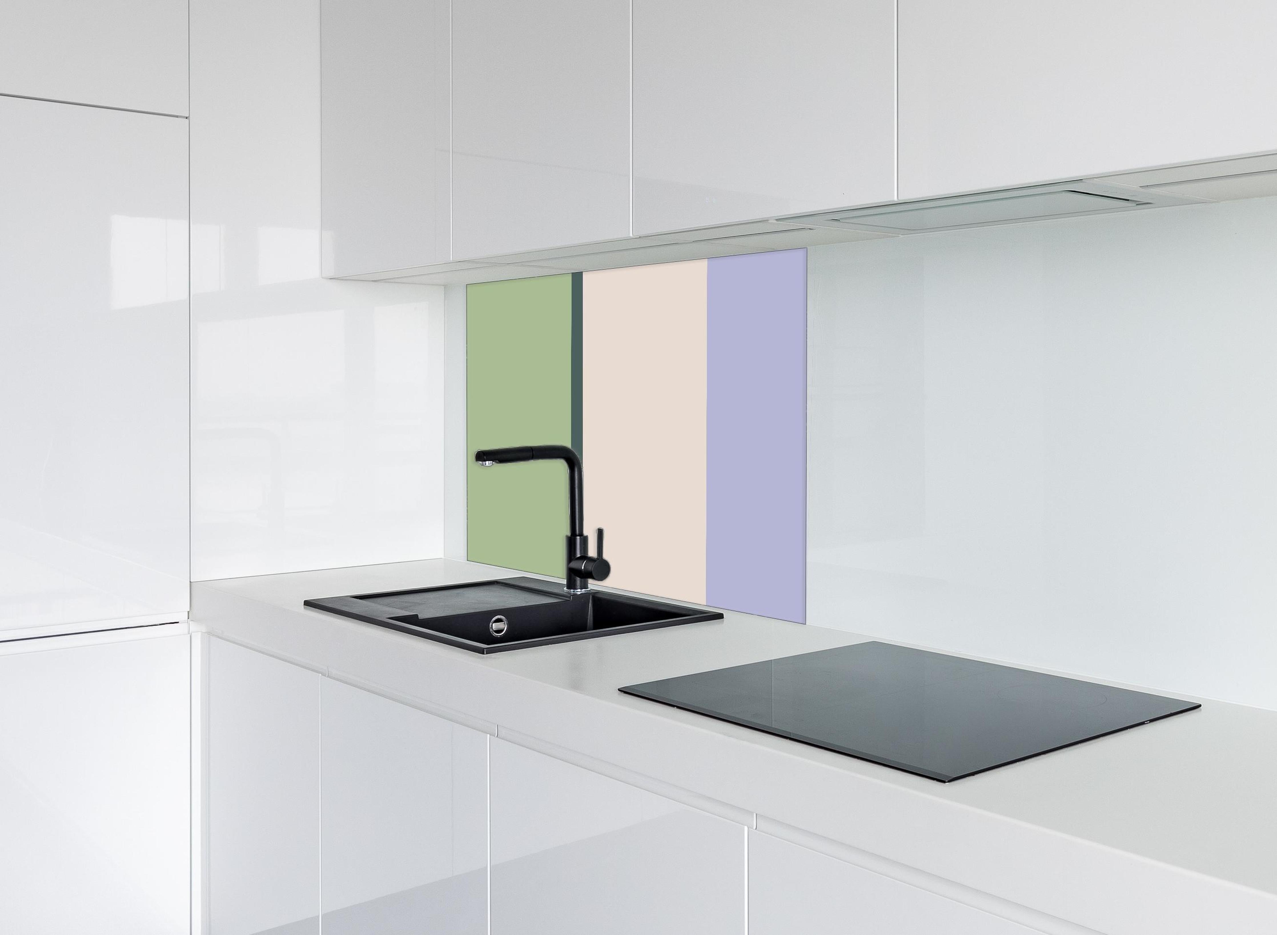 Spritzschutz - The Vintages - Vertikal - Colin hinter einem Cerankochfeld zwischen Holz-Kochutensilien