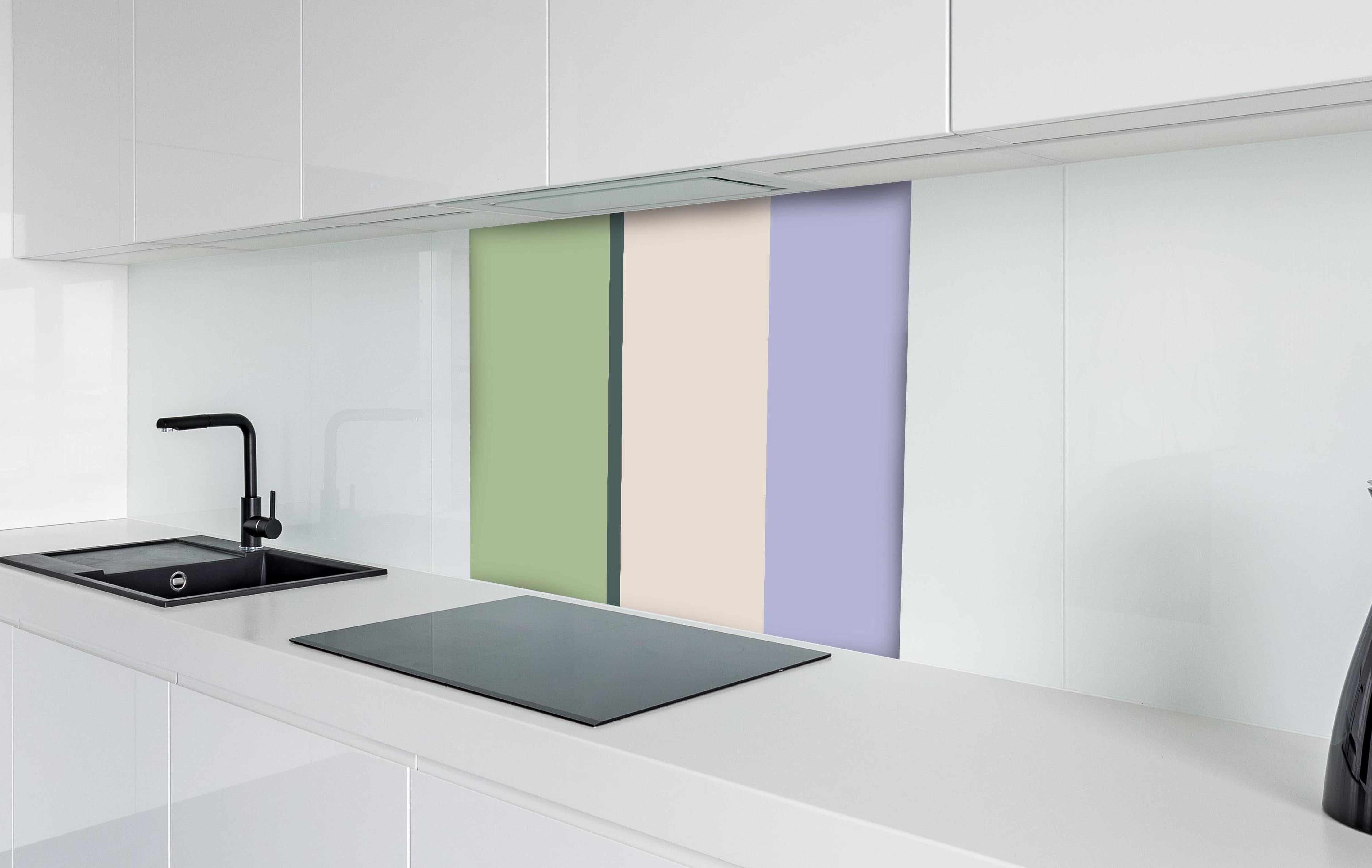 Spritzschutz - The Vintages - Vertikal - Colin hinter einem Cerankochfeld zwischen Holz-Kochutensilien