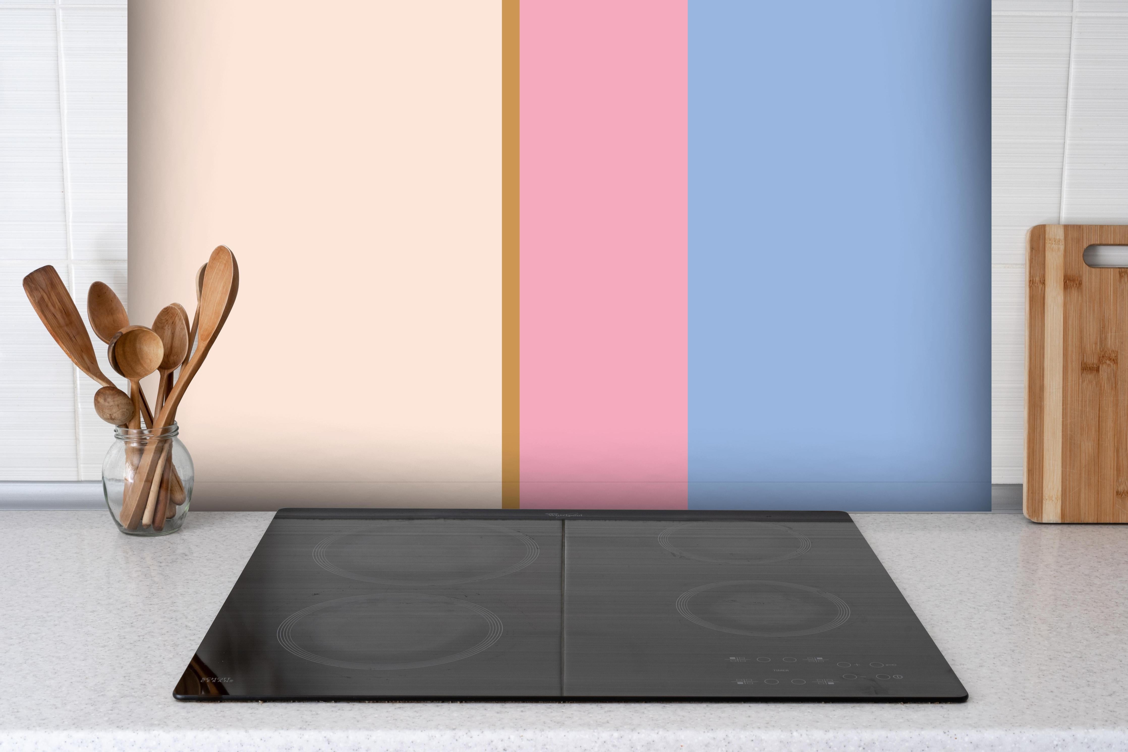 Spritzschutz - The Vintages - Vertikal - Eloise hinter einem Cerankochfeld zwischen Holz-Kochutensilien