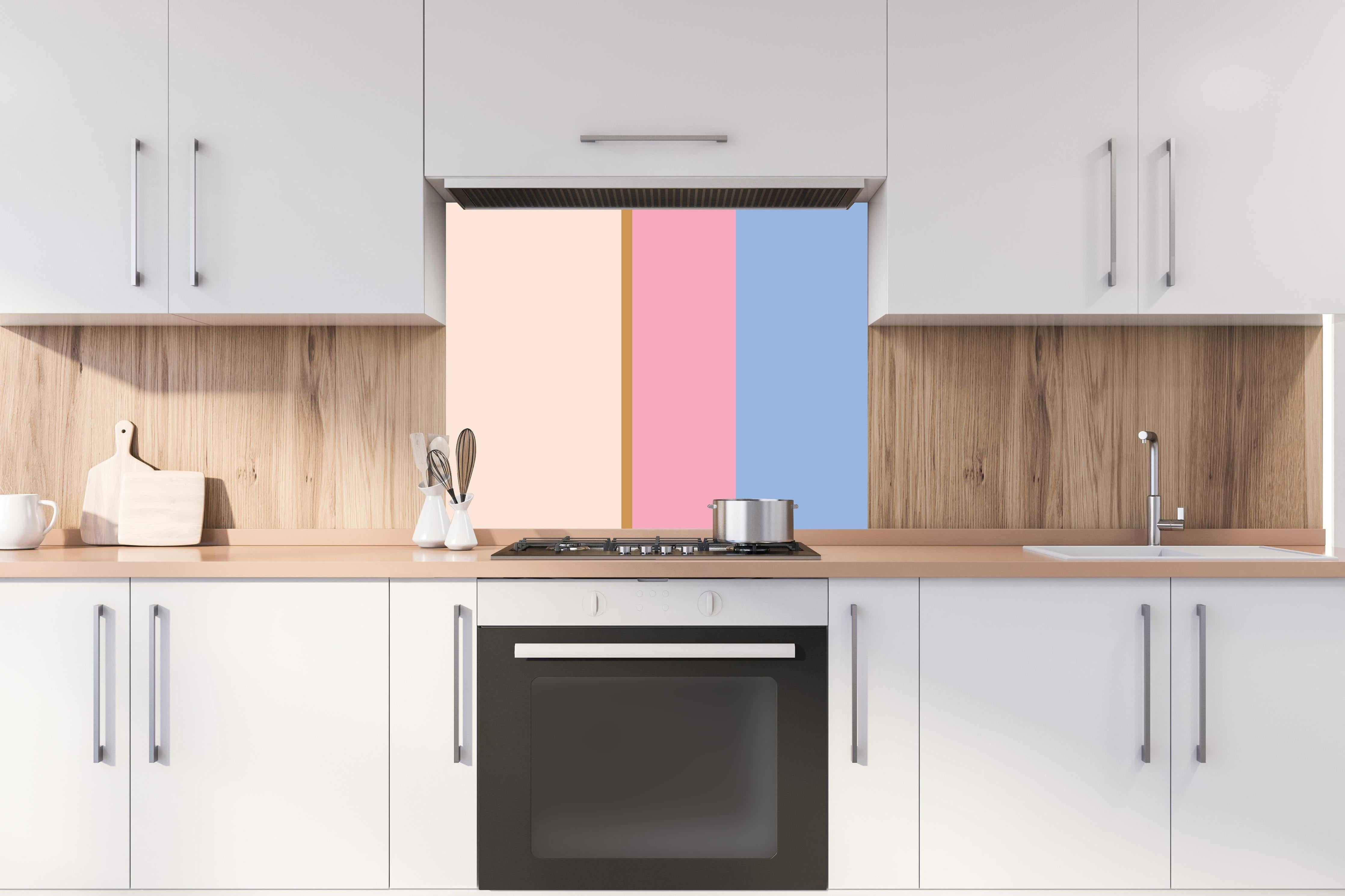 Spritzschutz - The Vintages - Vertikal - Eloise hinter einem Cerankochfeld zwischen Holz-Kochutensilien