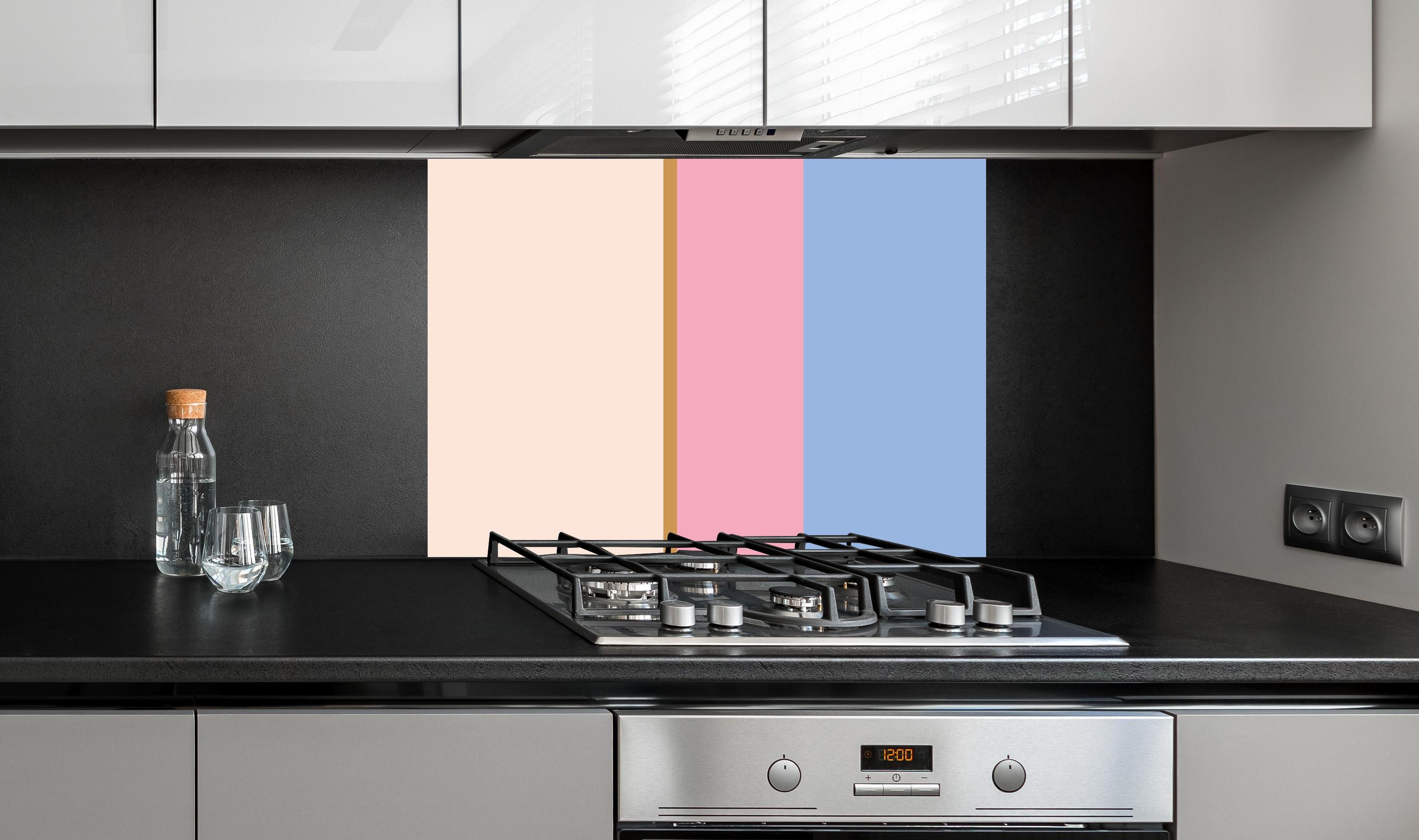 Spritzschutz - The Vintages - Vertikal - Eloise hinter einem Cerankochfeld zwischen Holz-Kochutensilien