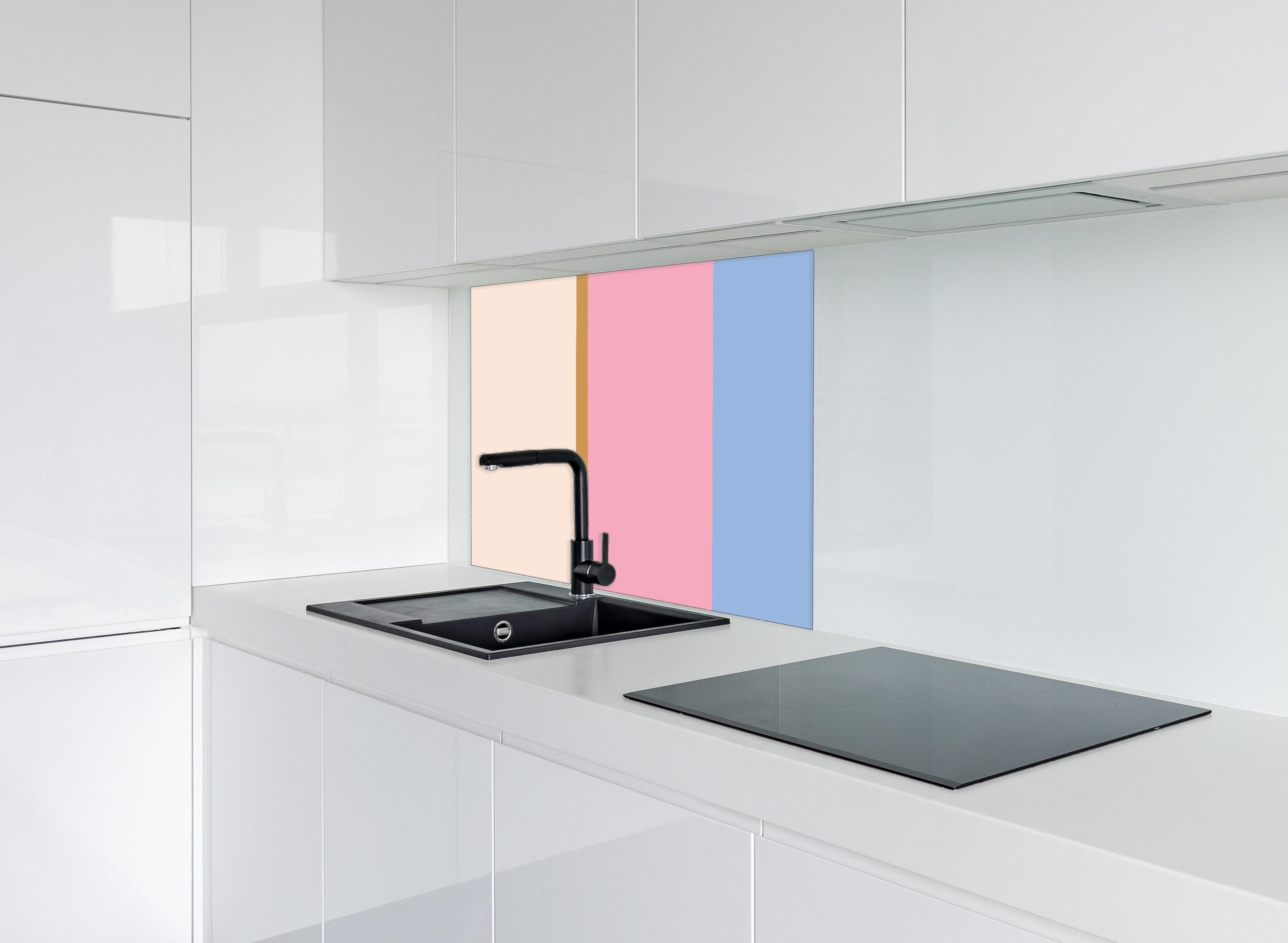 Spritzschutz - The Vintages - Vertikal - Eloise hinter einem Cerankochfeld zwischen Holz-Kochutensilien