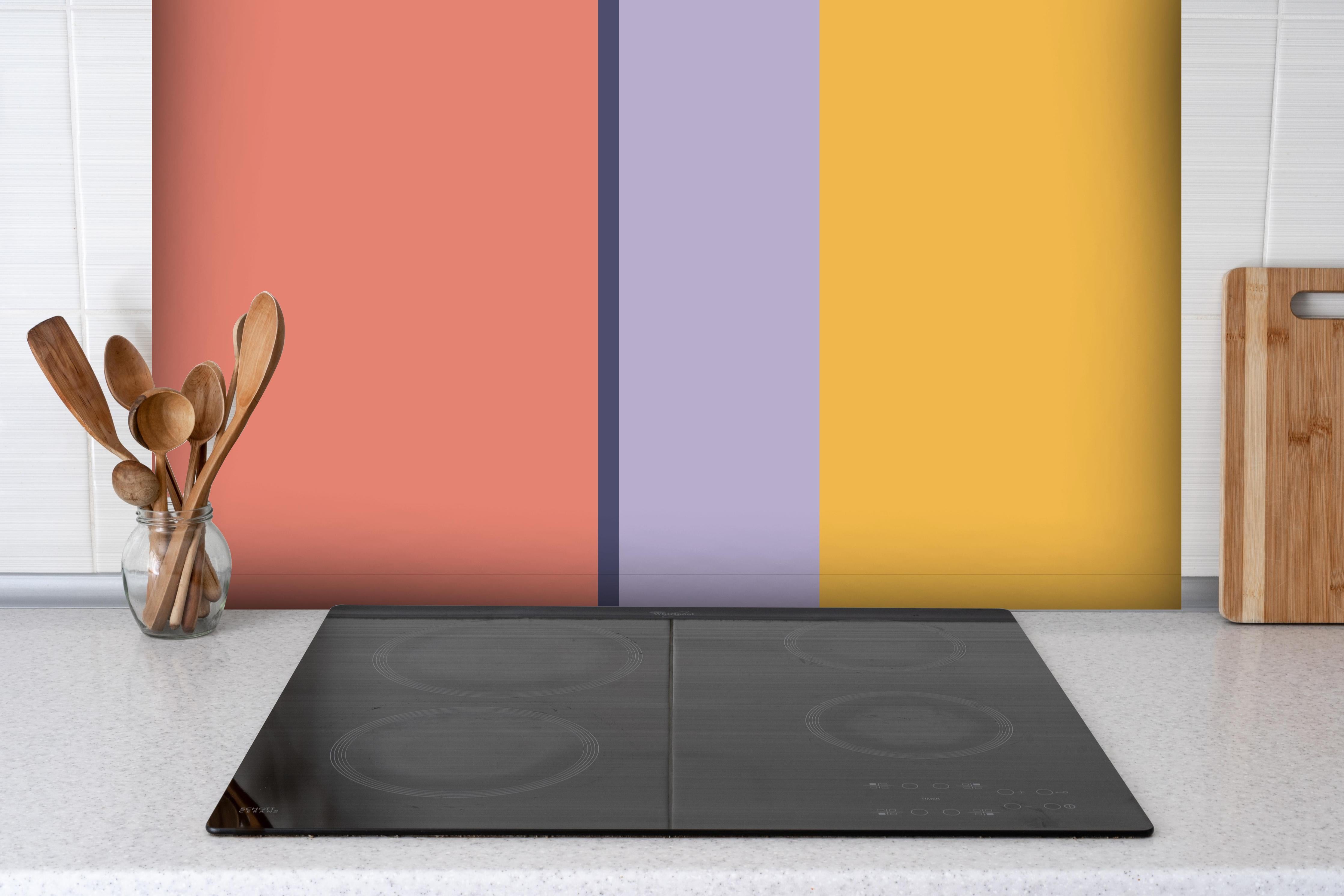 Spritzschutz - The Vintages - Vertikal - Penelope hinter einem Cerankochfeld zwischen Holz-Kochutensilien