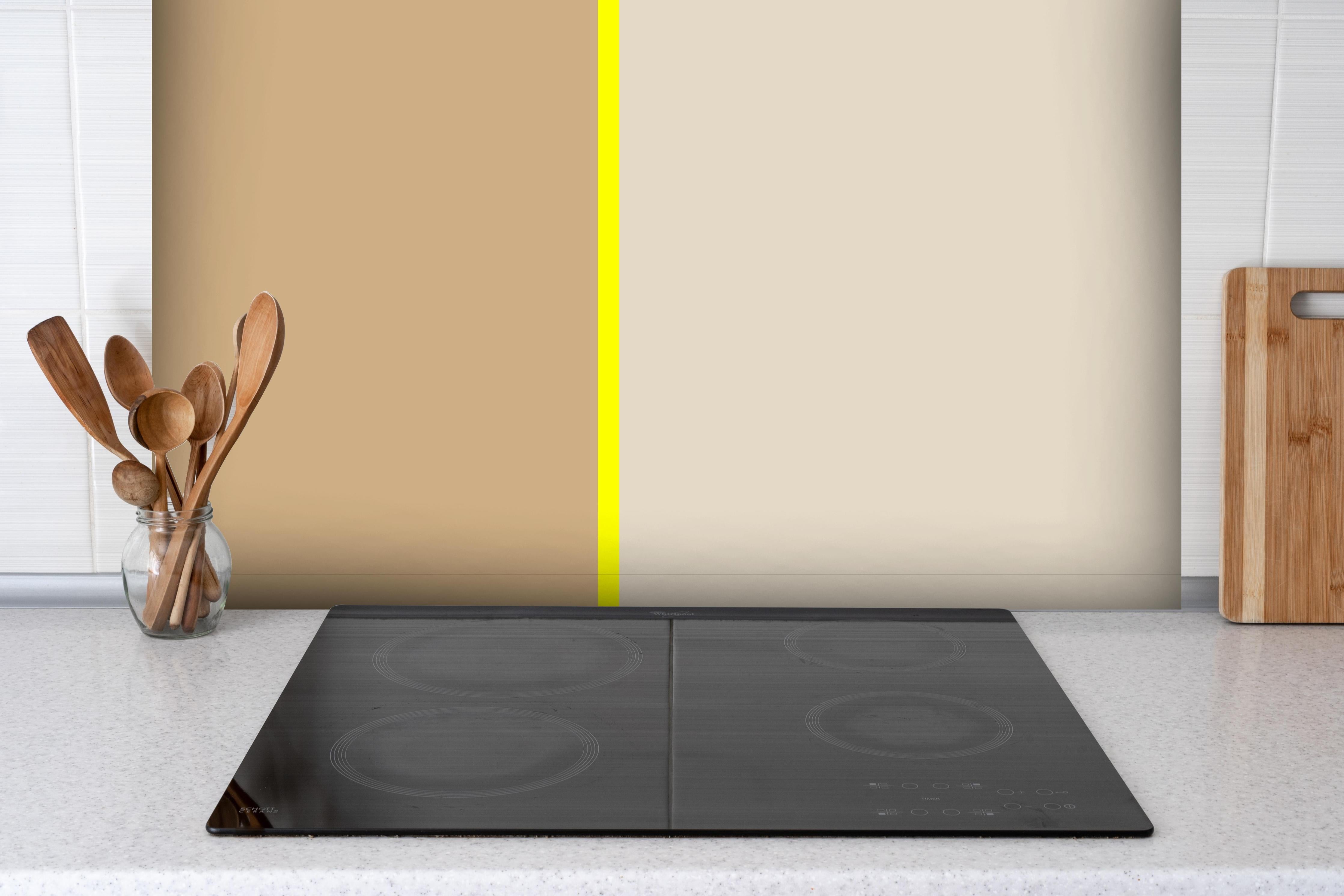 Spritzschutz - The Yellows - Easy Vertical - Buttercup hinter einem Cerankochfeld zwischen Holz-Kochutensilien