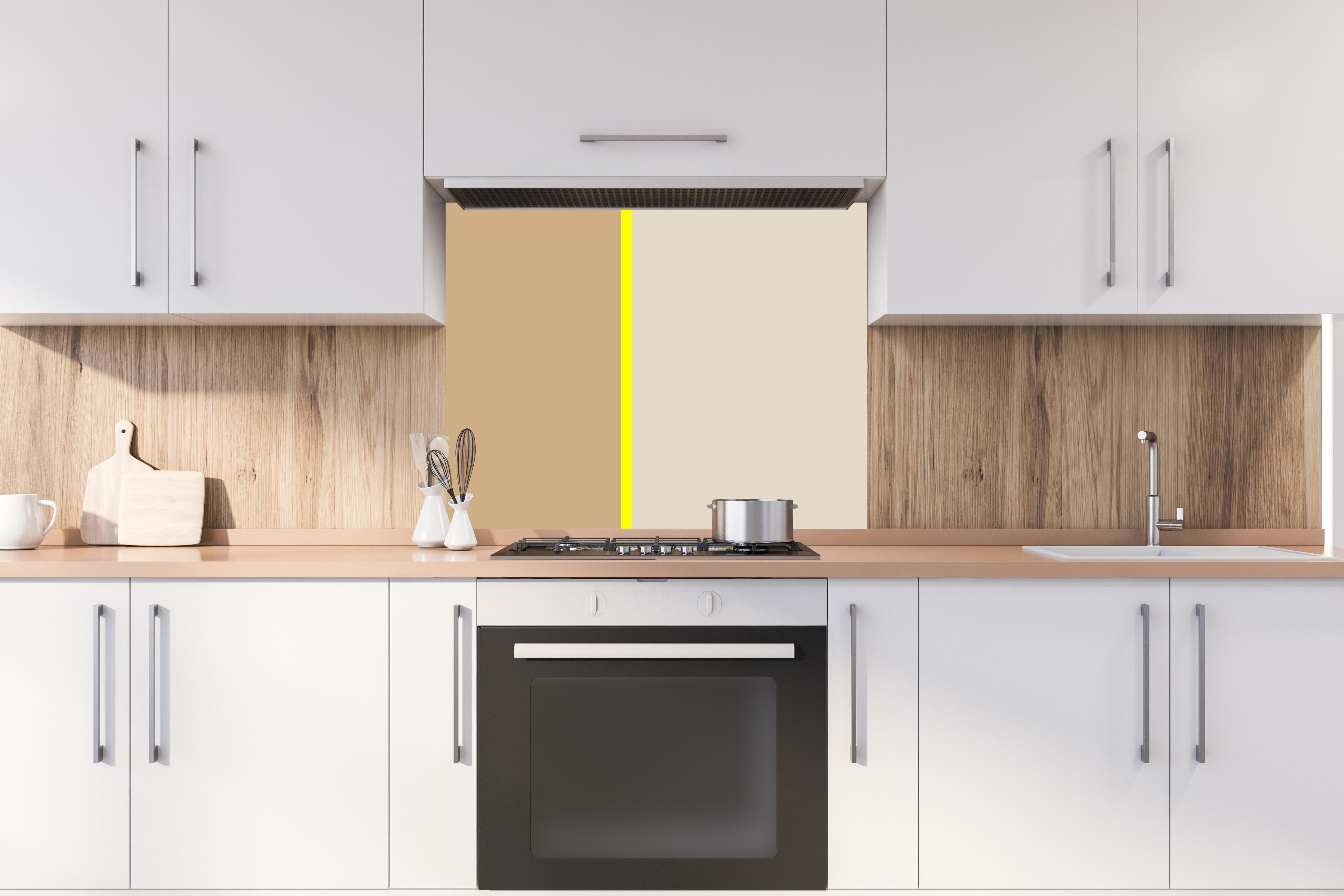 Spritzschutz - The Yellows - Easy Vertical - Buttercup hinter einem Cerankochfeld zwischen Holz-Kochutensilien