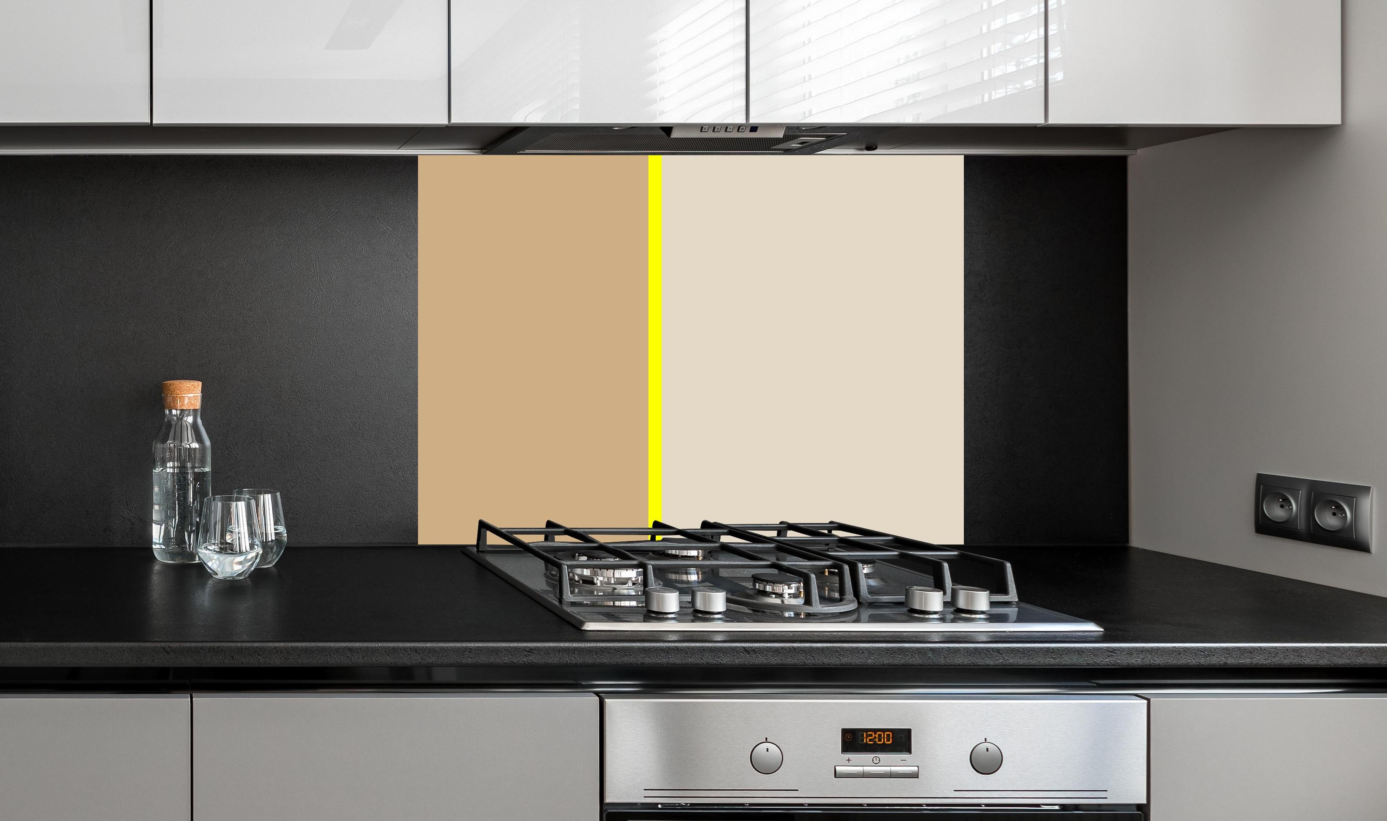 Spritzschutz - The Yellows - Easy Vertical - Buttercup hinter einem Cerankochfeld zwischen Holz-Kochutensilien