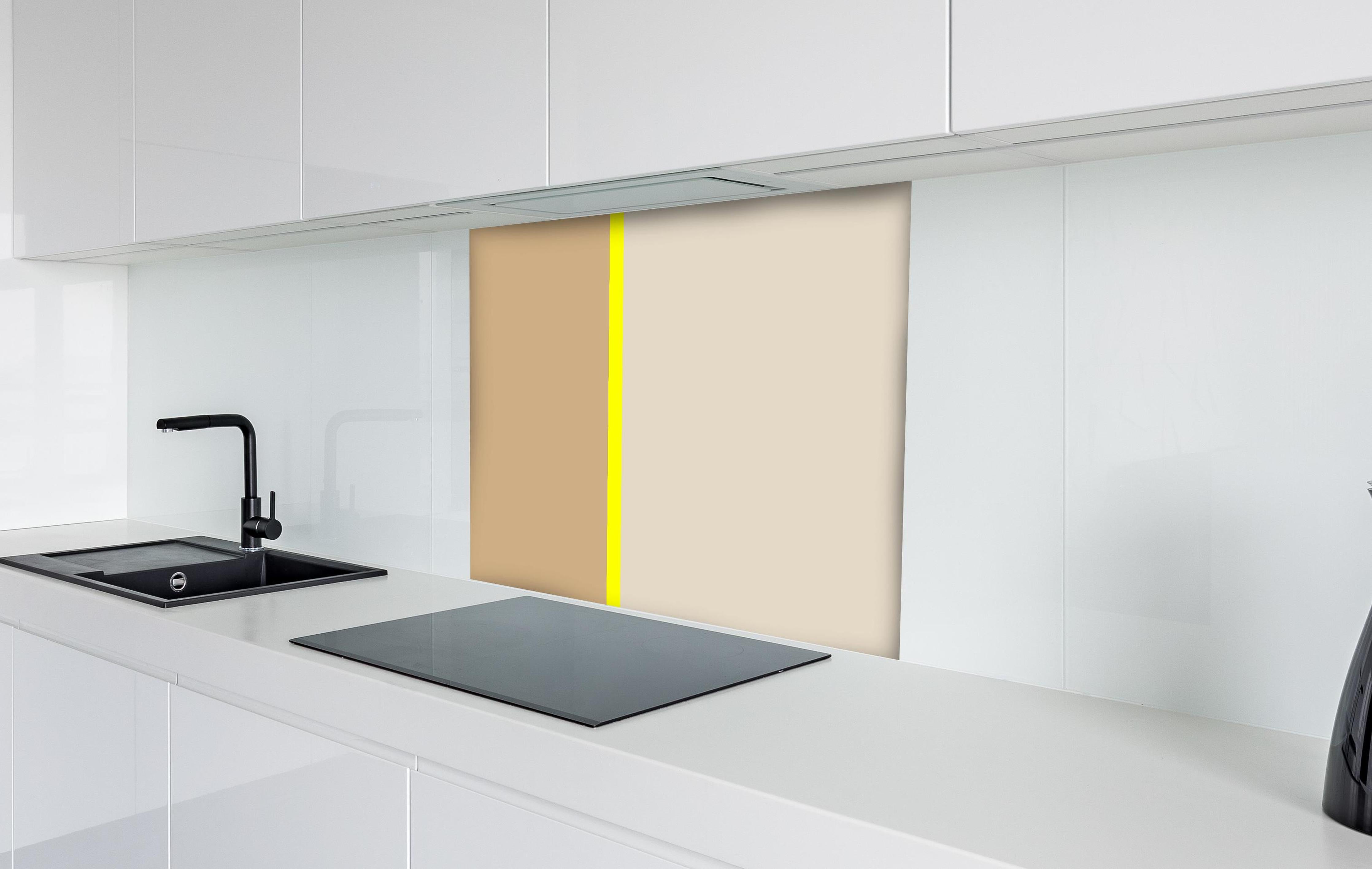 Spritzschutz - The Yellows - Easy Vertical - Buttercup hinter einem Cerankochfeld zwischen Holz-Kochutensilien
