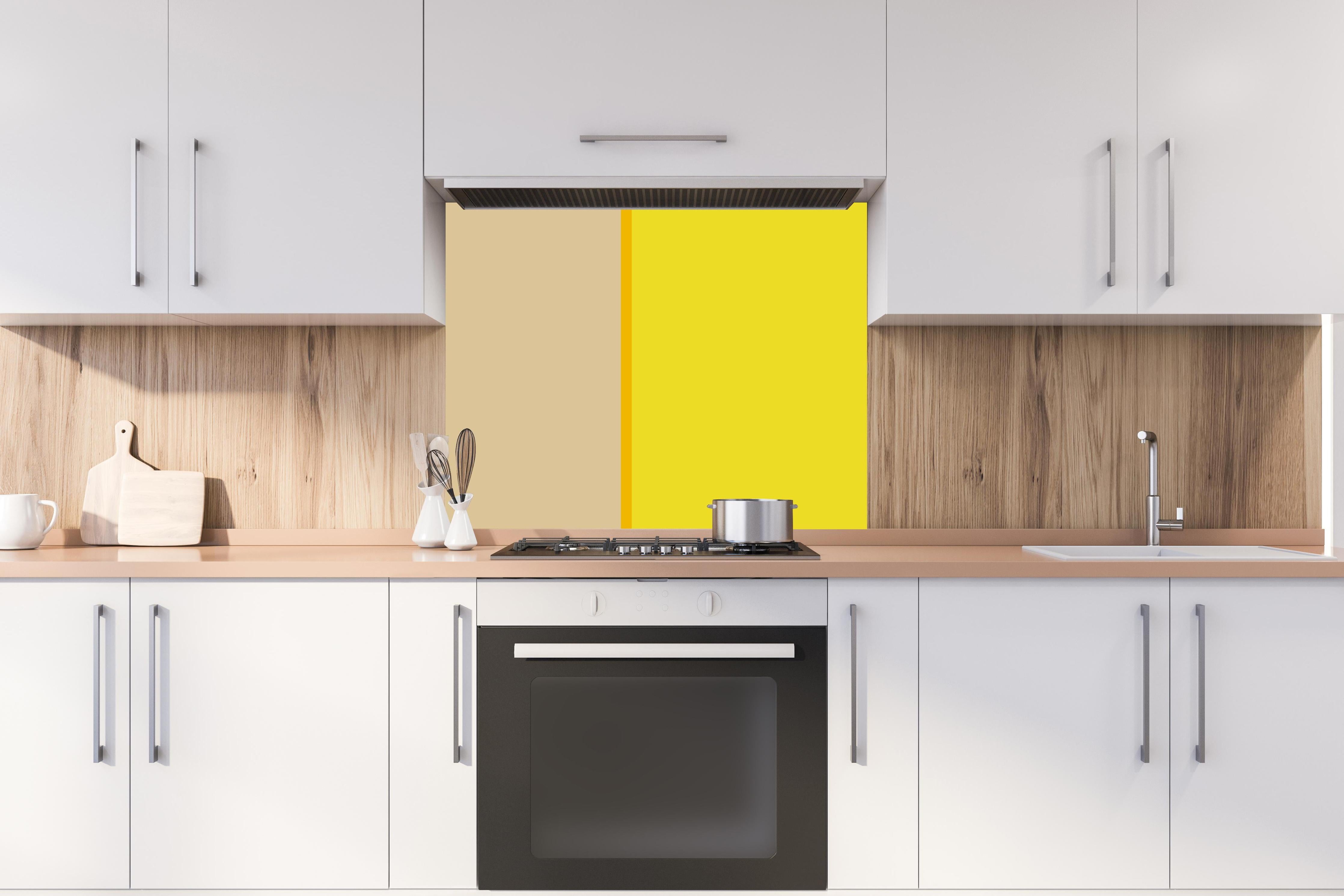 Spritzschutz - The Yellows - Easy Vertical - Honey hinter einem Cerankochfeld zwischen Holz-Kochutensilien