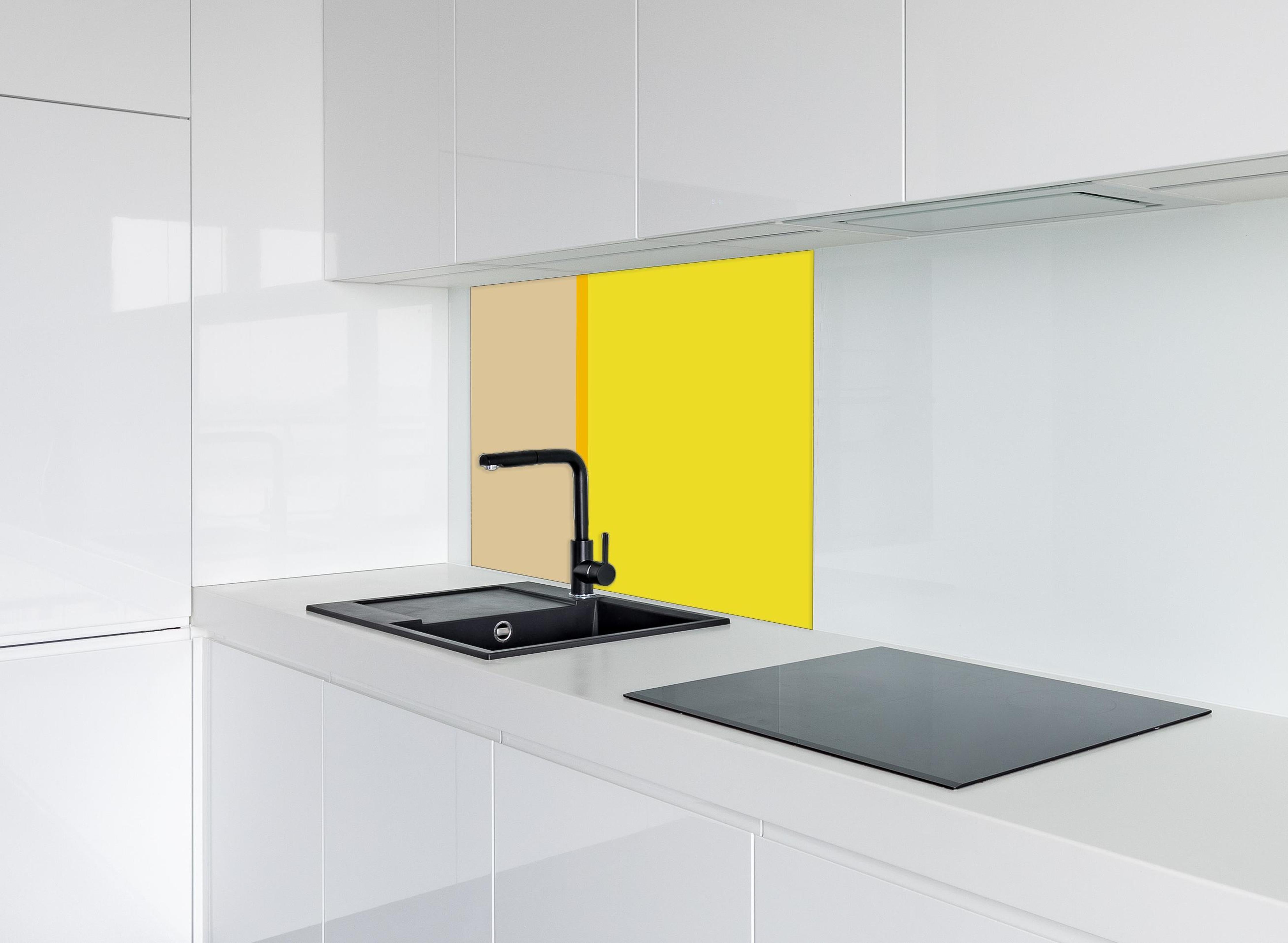 Spritzschutz - The Yellows - Easy Vertical - Honey hinter einem Cerankochfeld zwischen Holz-Kochutensilien