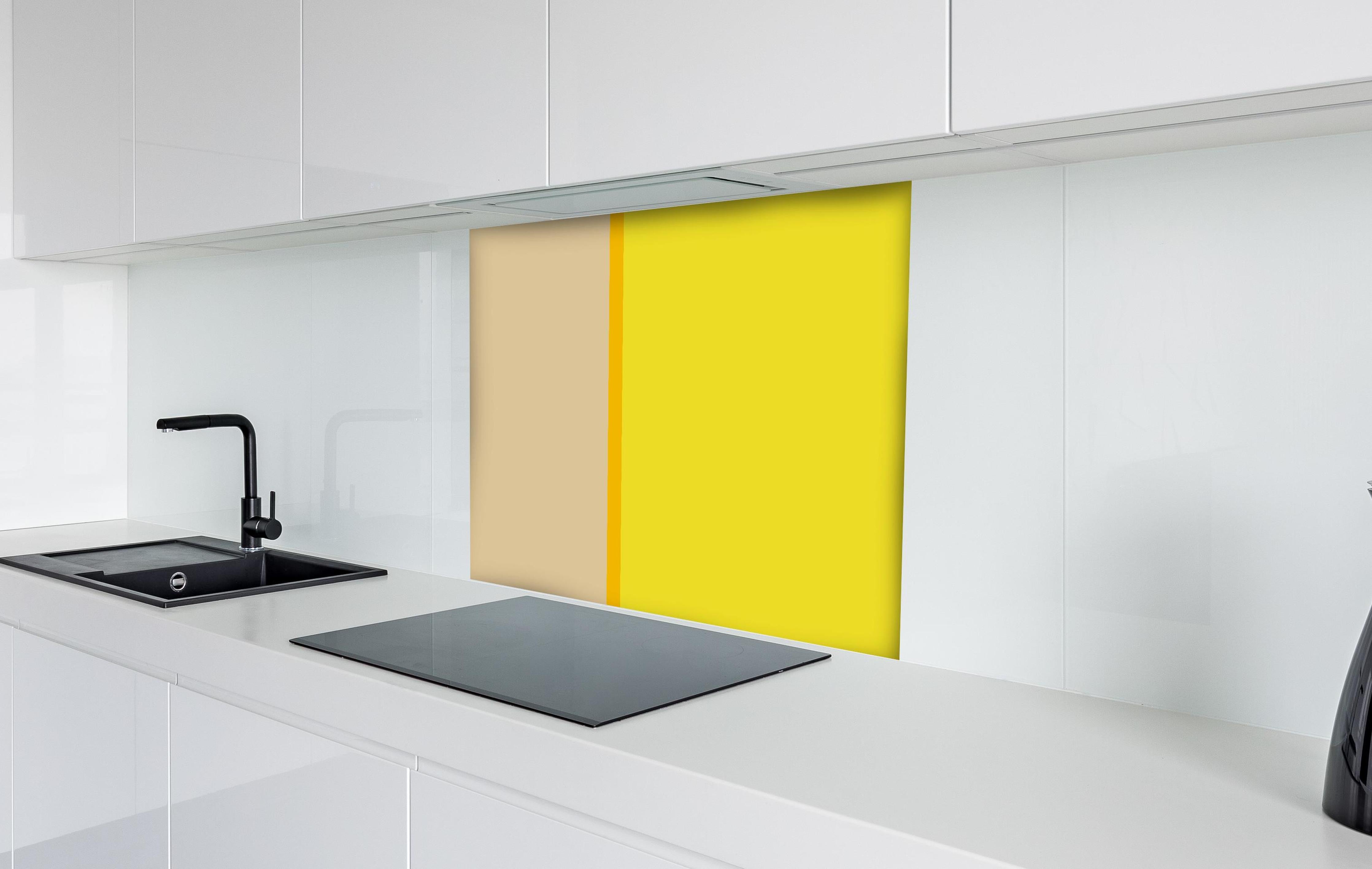 Spritzschutz - The Yellows - Easy Vertical - Honey hinter einem Cerankochfeld zwischen Holz-Kochutensilien