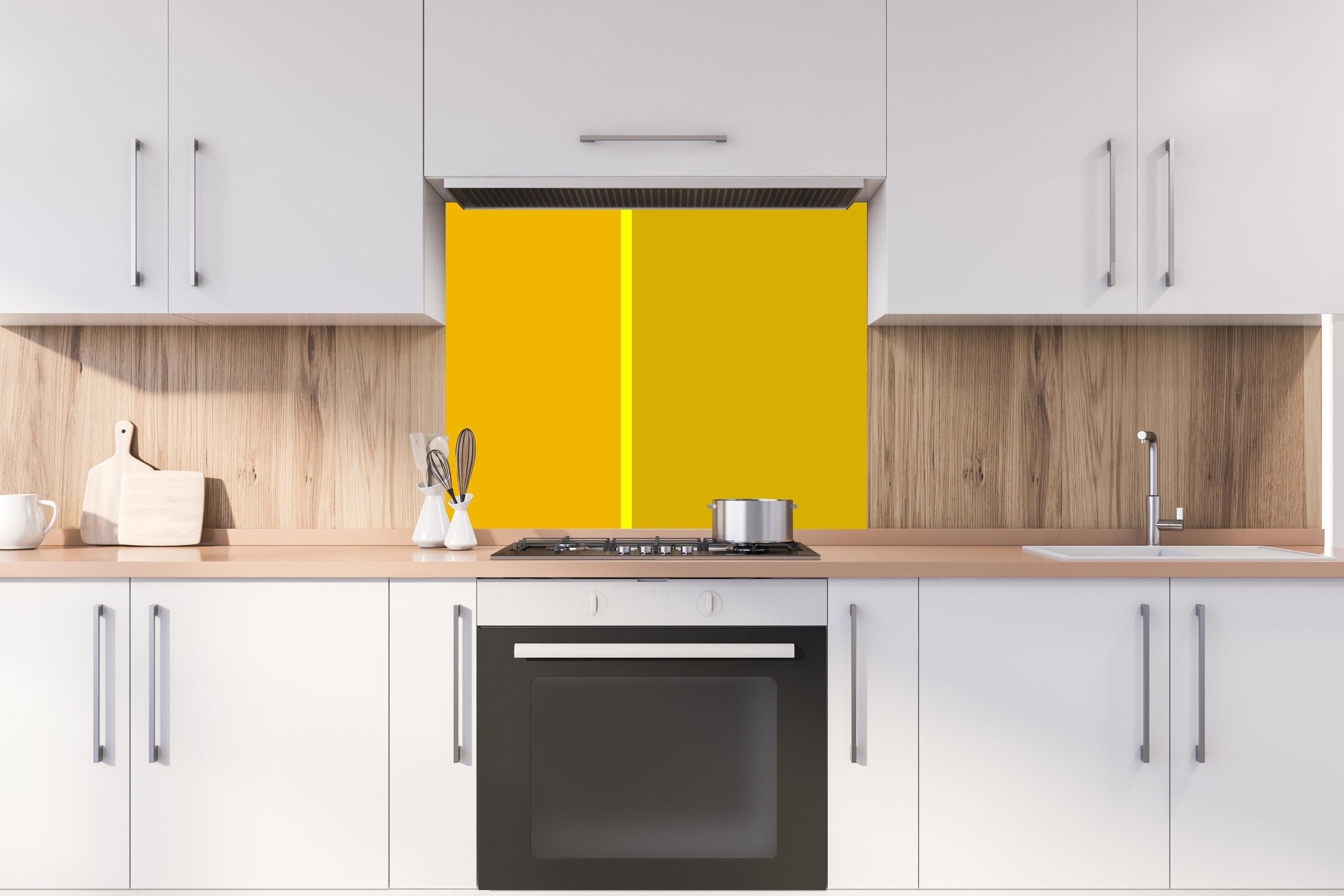 Spritzschutz - The Yellows - Easy Vertical - Lemon hinter einem Cerankochfeld zwischen Holz-Kochutensilien