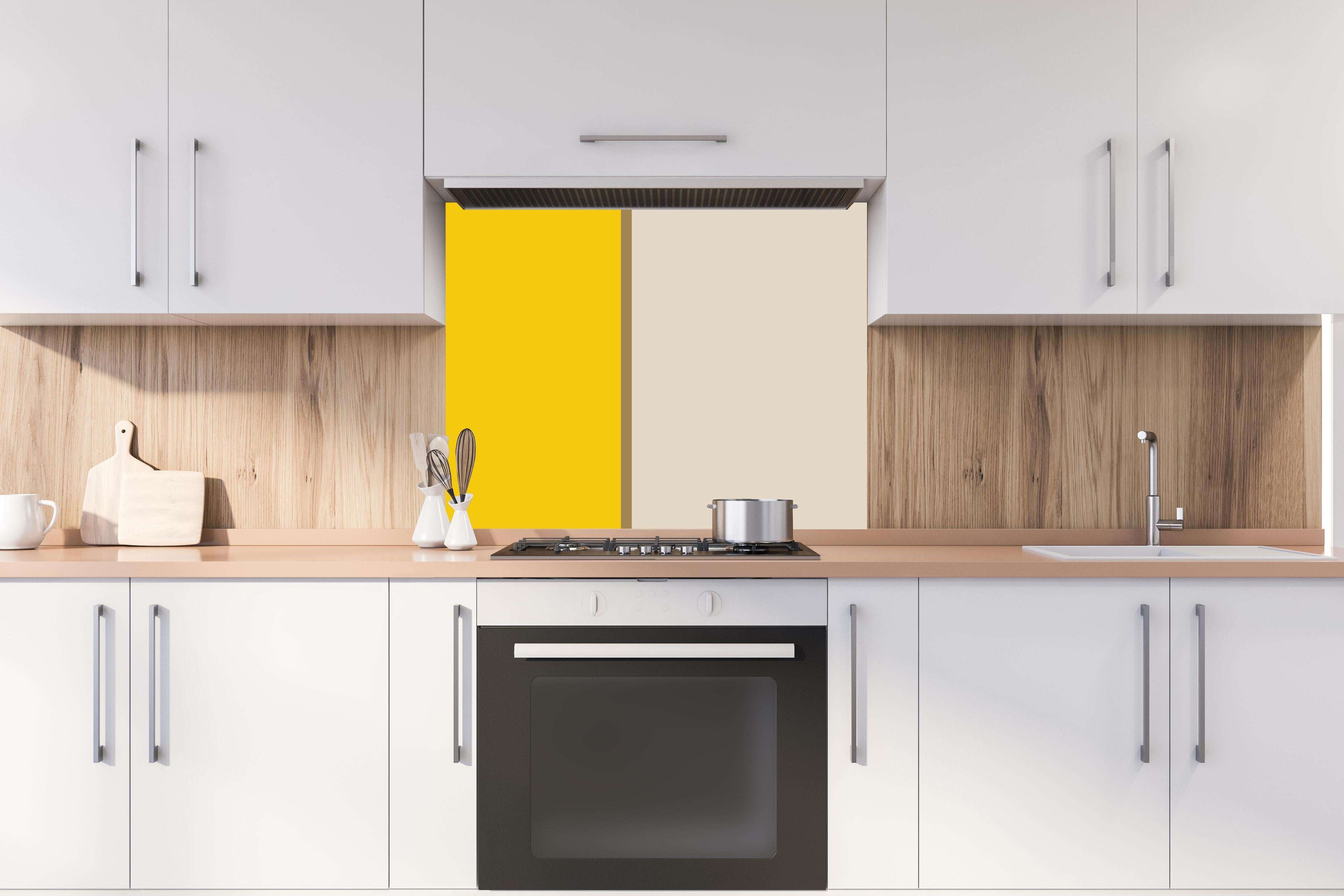 Spritzschutz - The Yellows - Easy Vertical - Saffron hinter einem Cerankochfeld zwischen Holz-Kochutensilien