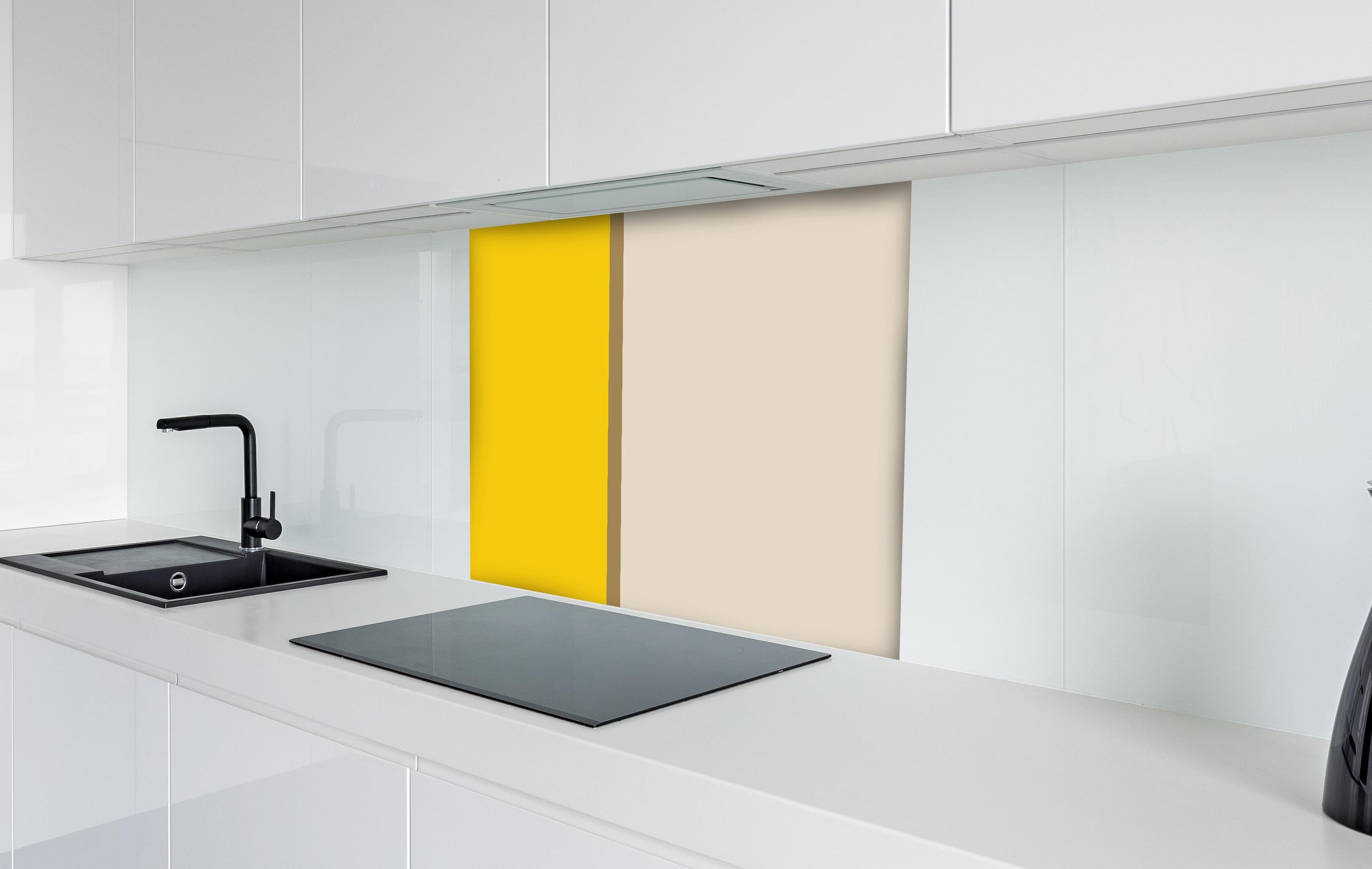 Spritzschutz - The Yellows - Easy Vertical - Saffron hinter einem Cerankochfeld zwischen Holz-Kochutensilien