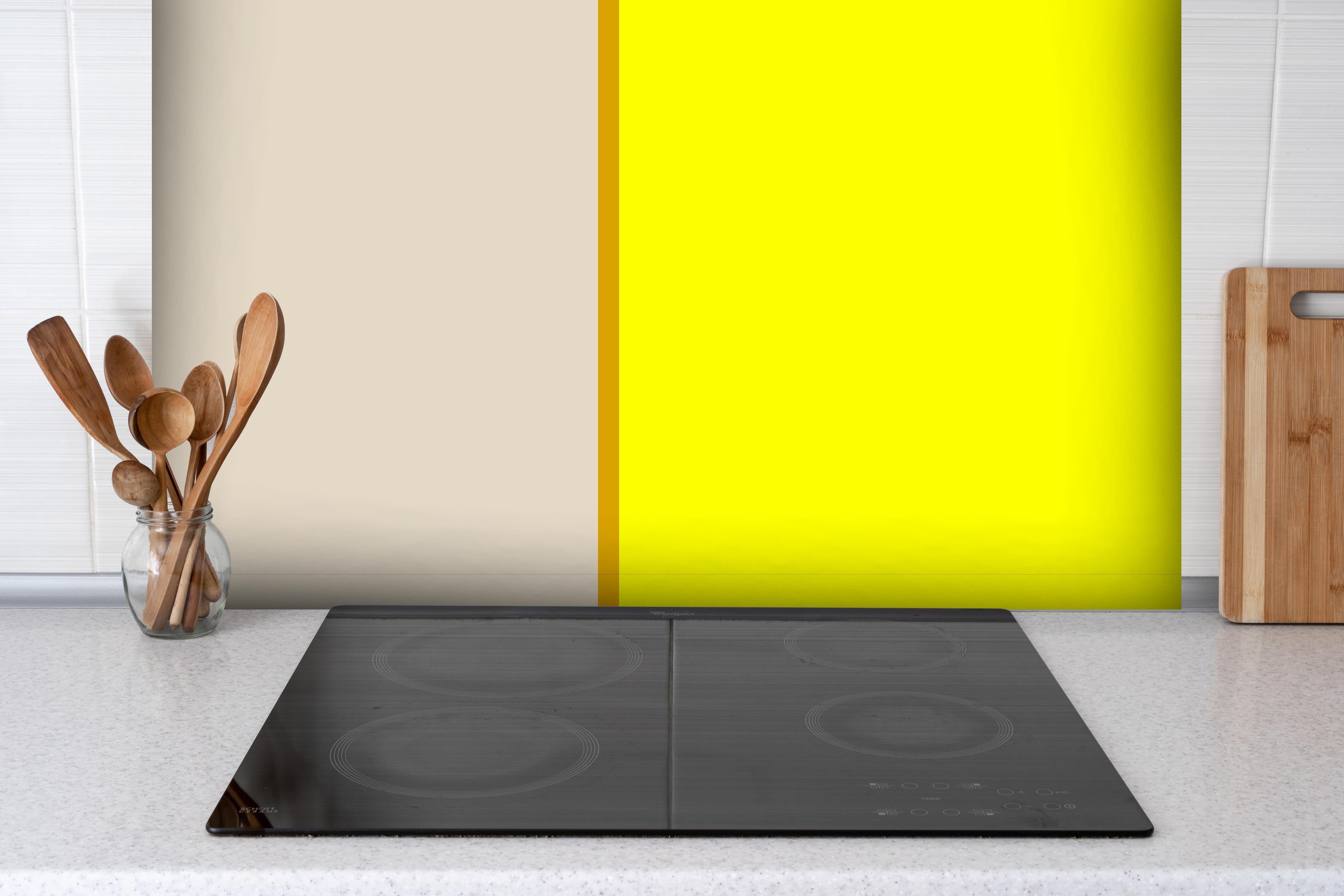 Spritzschutz - The Yellows - Easy Vertical - Vanilla hinter einem Cerankochfeld zwischen Holz-Kochutensilien