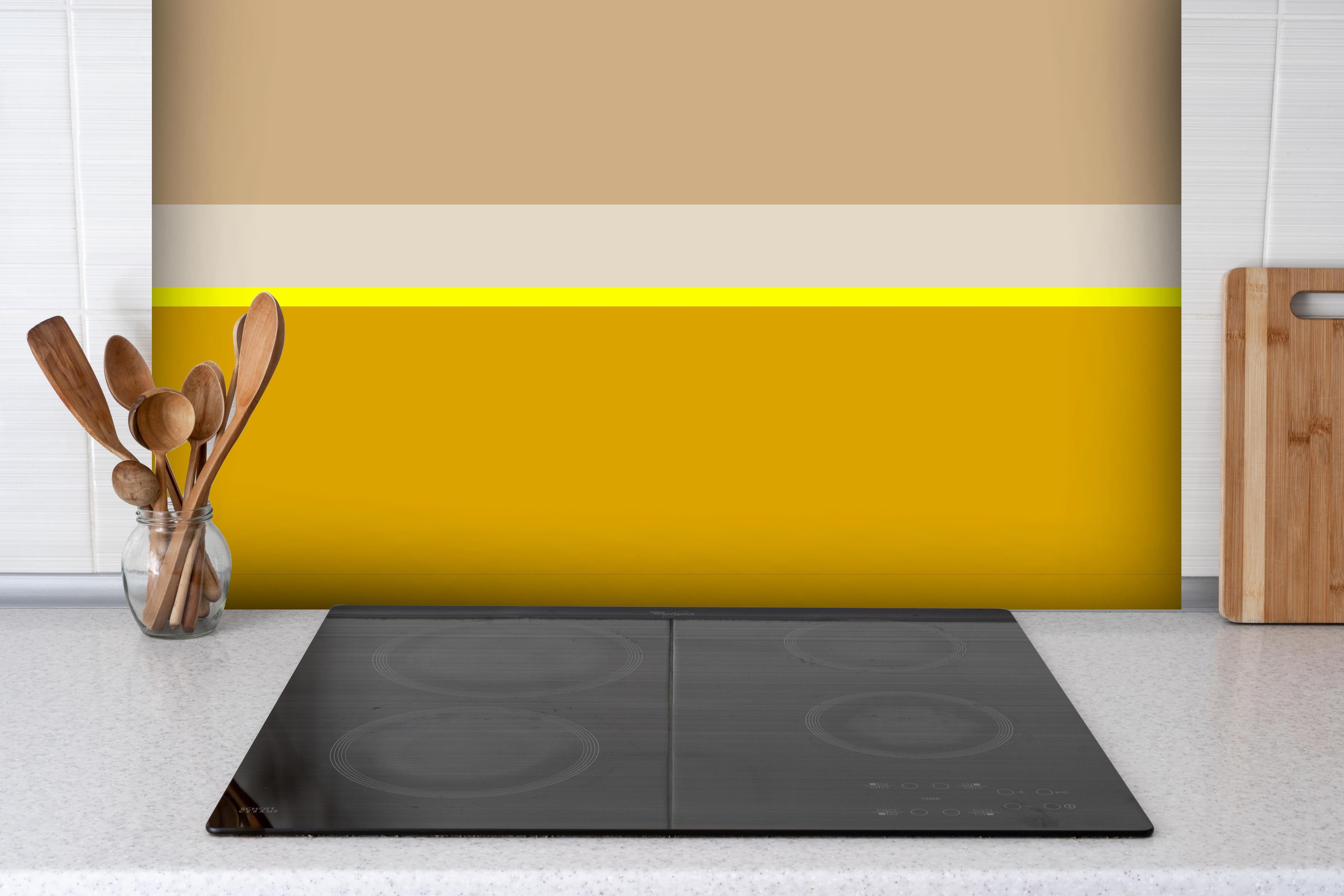 Spritzschutz - The Yellows - Horizontal - Buttercup hinter einem Cerankochfeld zwischen Holz-Kochutensilien