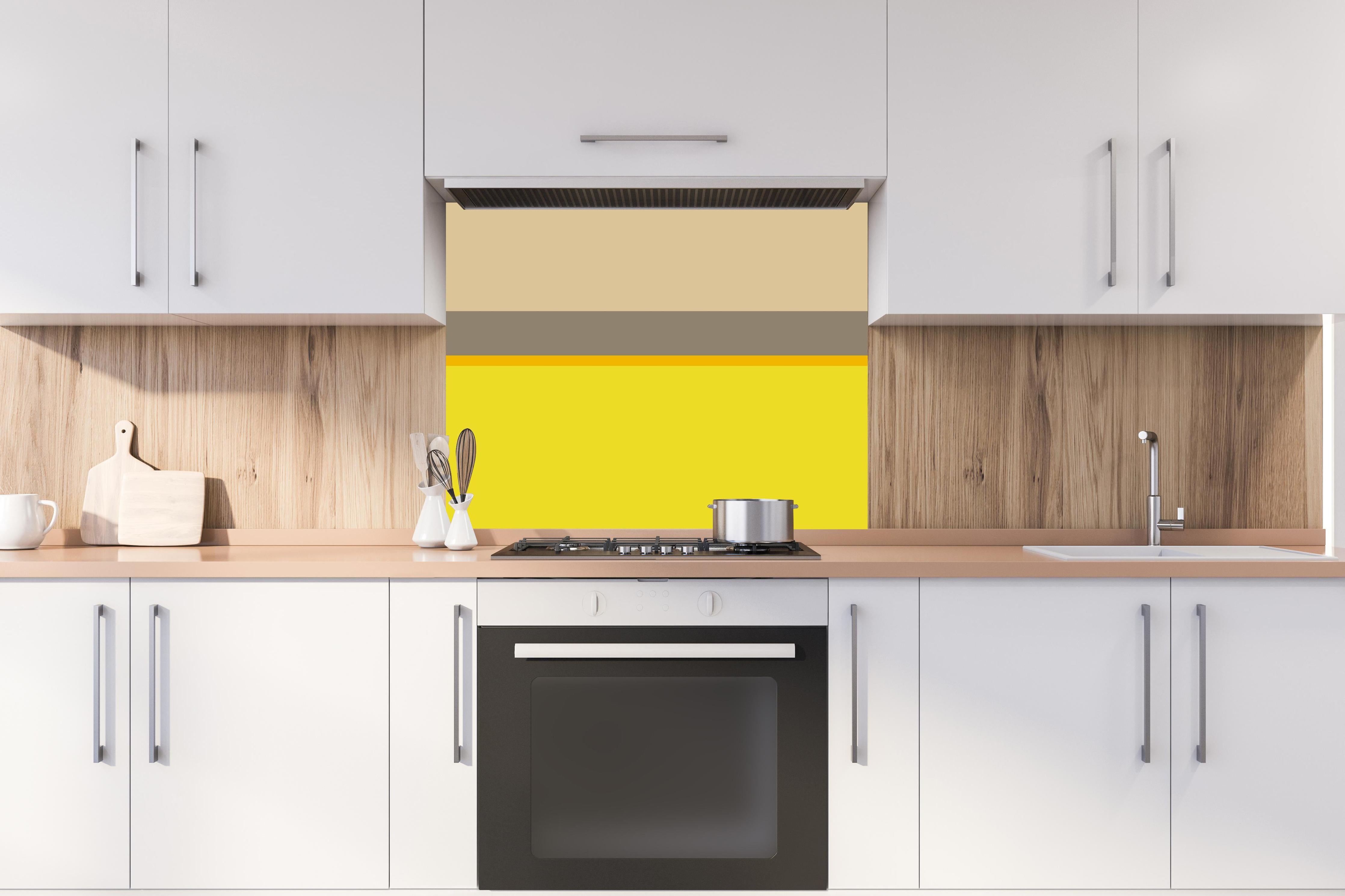 Spritzschutz - The Yellows - Horizontal - Honey hinter einem Cerankochfeld zwischen Holz-Kochutensilien