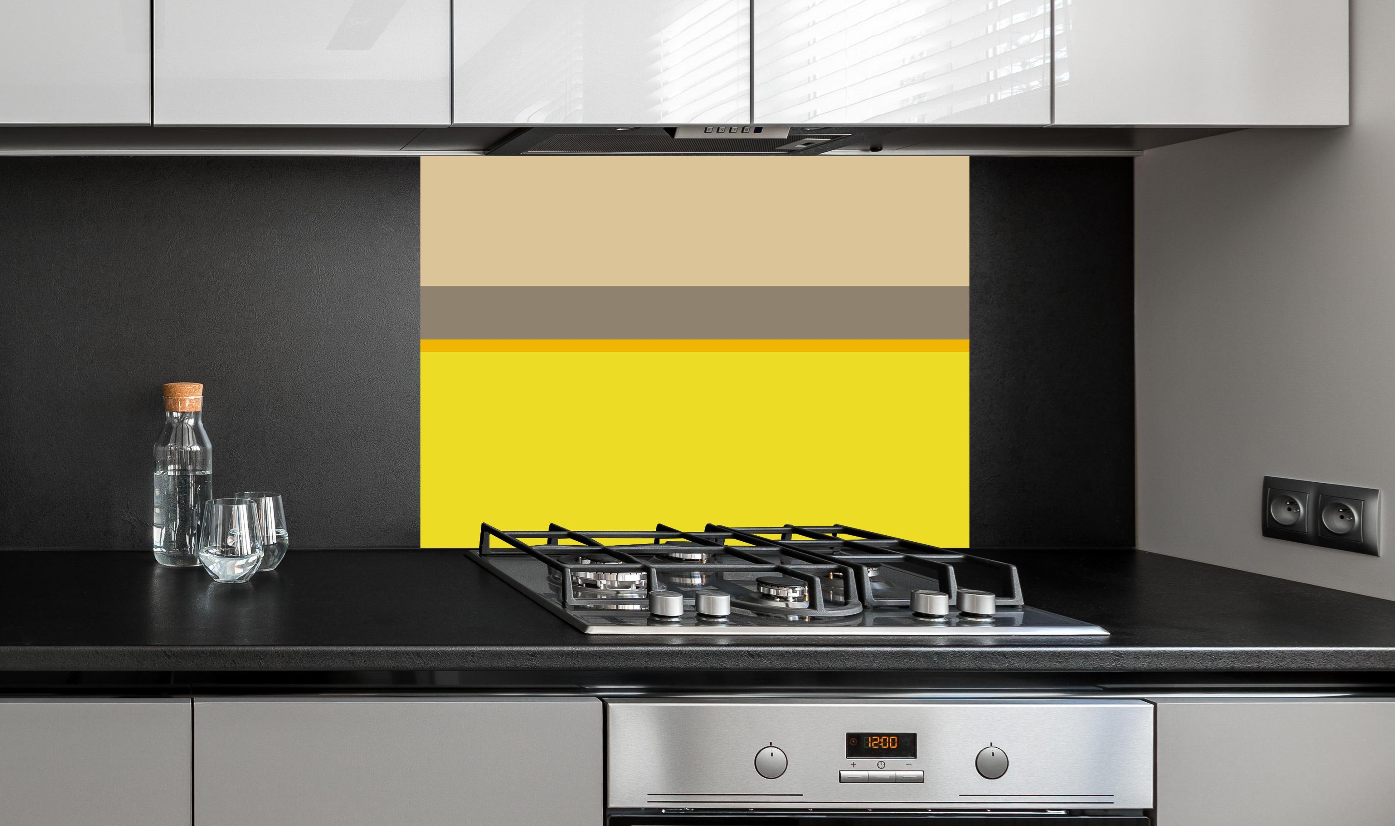 Spritzschutz - The Yellows - Horizontal - Honey hinter einem Cerankochfeld zwischen Holz-Kochutensilien