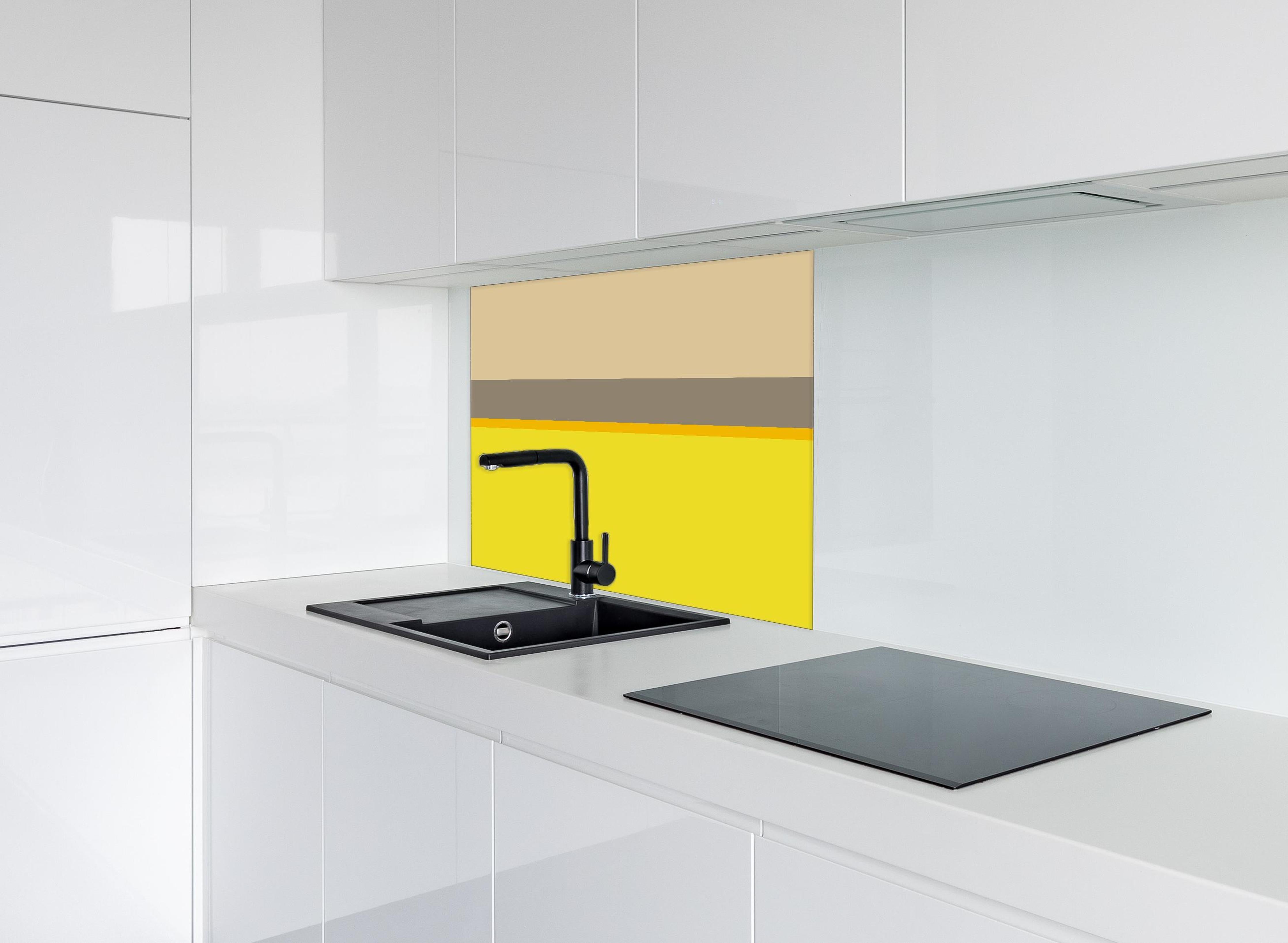 Spritzschutz - The Yellows - Horizontal - Honey hinter einem Cerankochfeld zwischen Holz-Kochutensilien