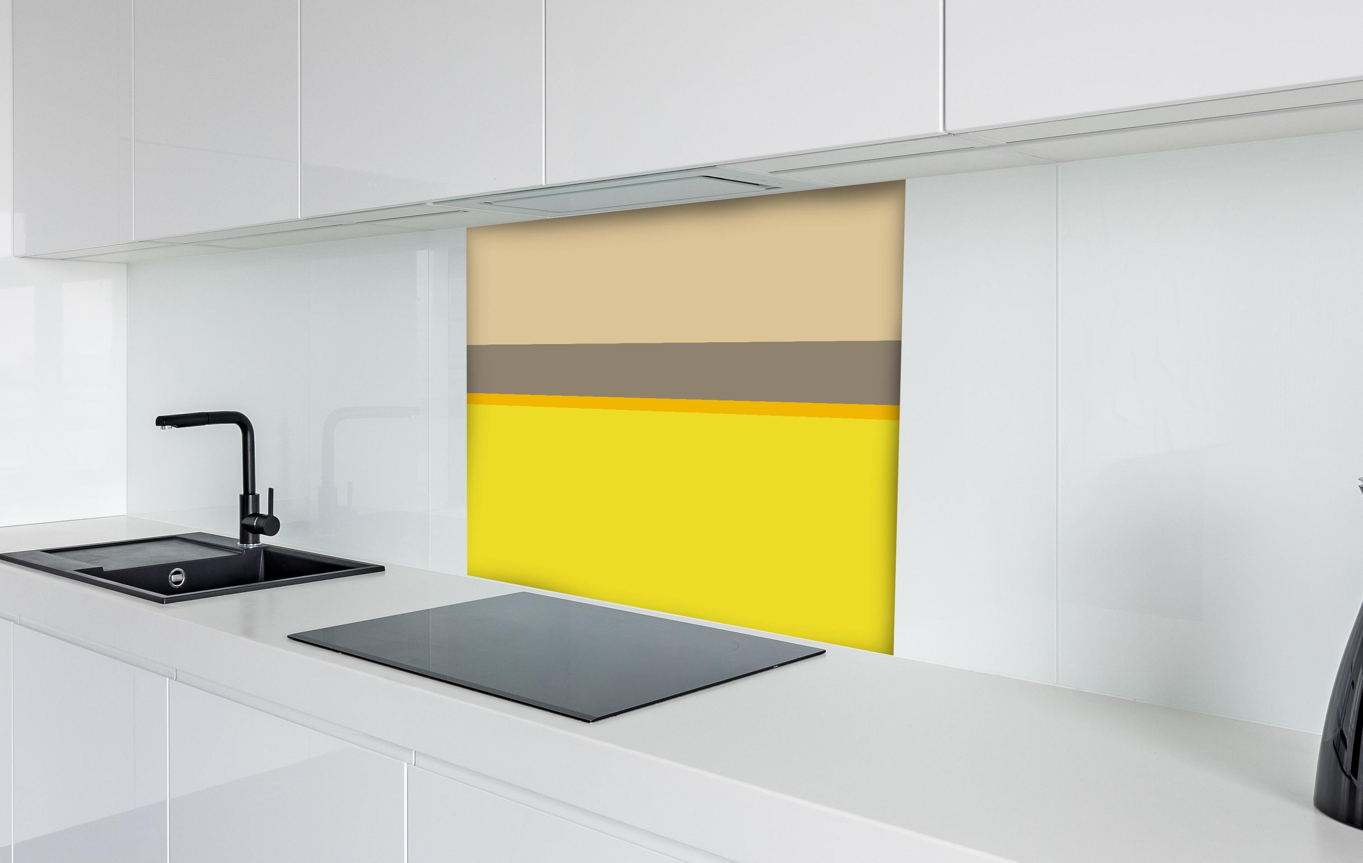 Spritzschutz - The Yellows - Horizontal - Honey hinter einem Cerankochfeld zwischen Holz-Kochutensilien