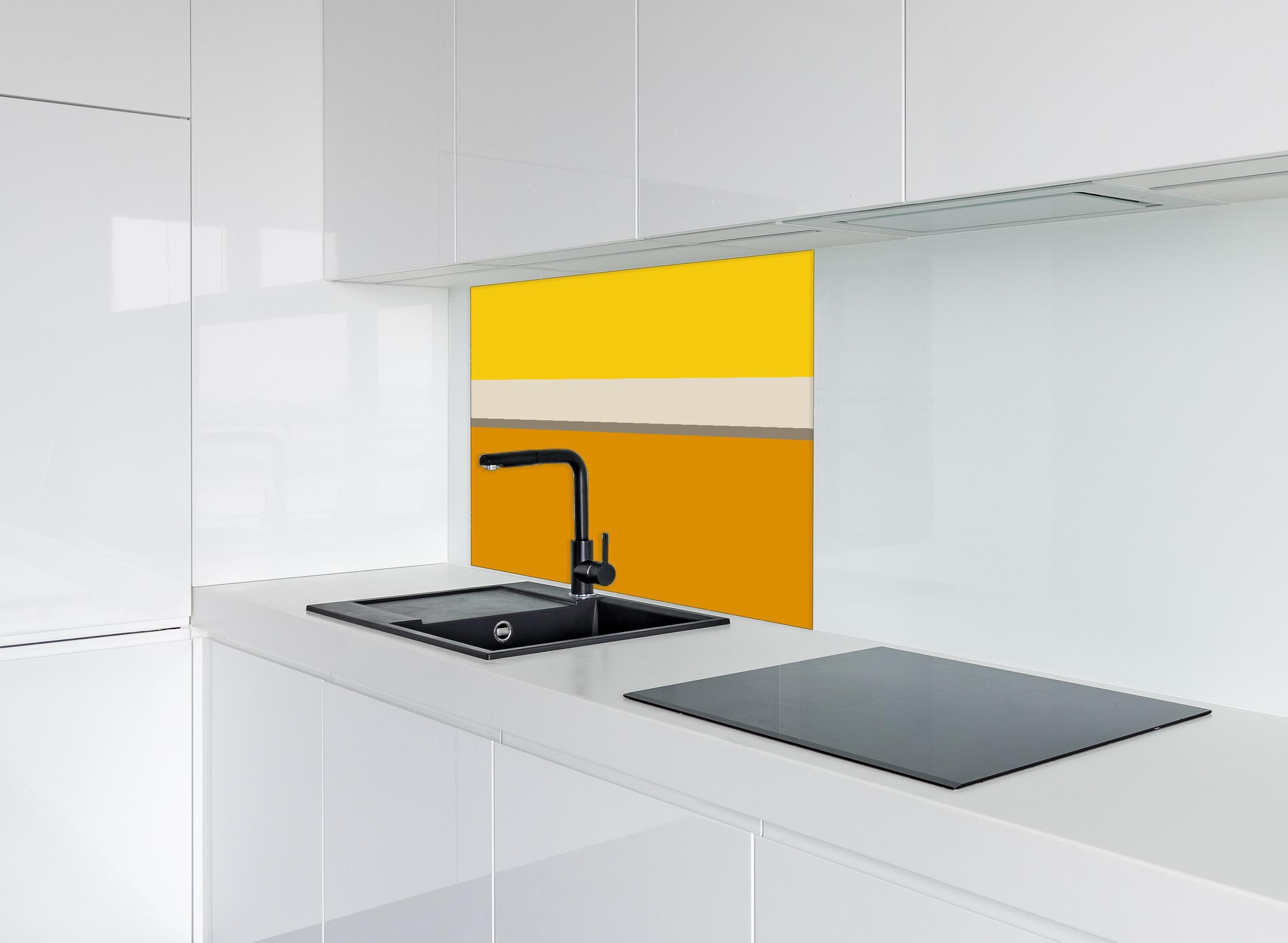 Spritzschutz - The Yellows - Horizontal - Saffron hinter einem Cerankochfeld zwischen Holz-Kochutensilien