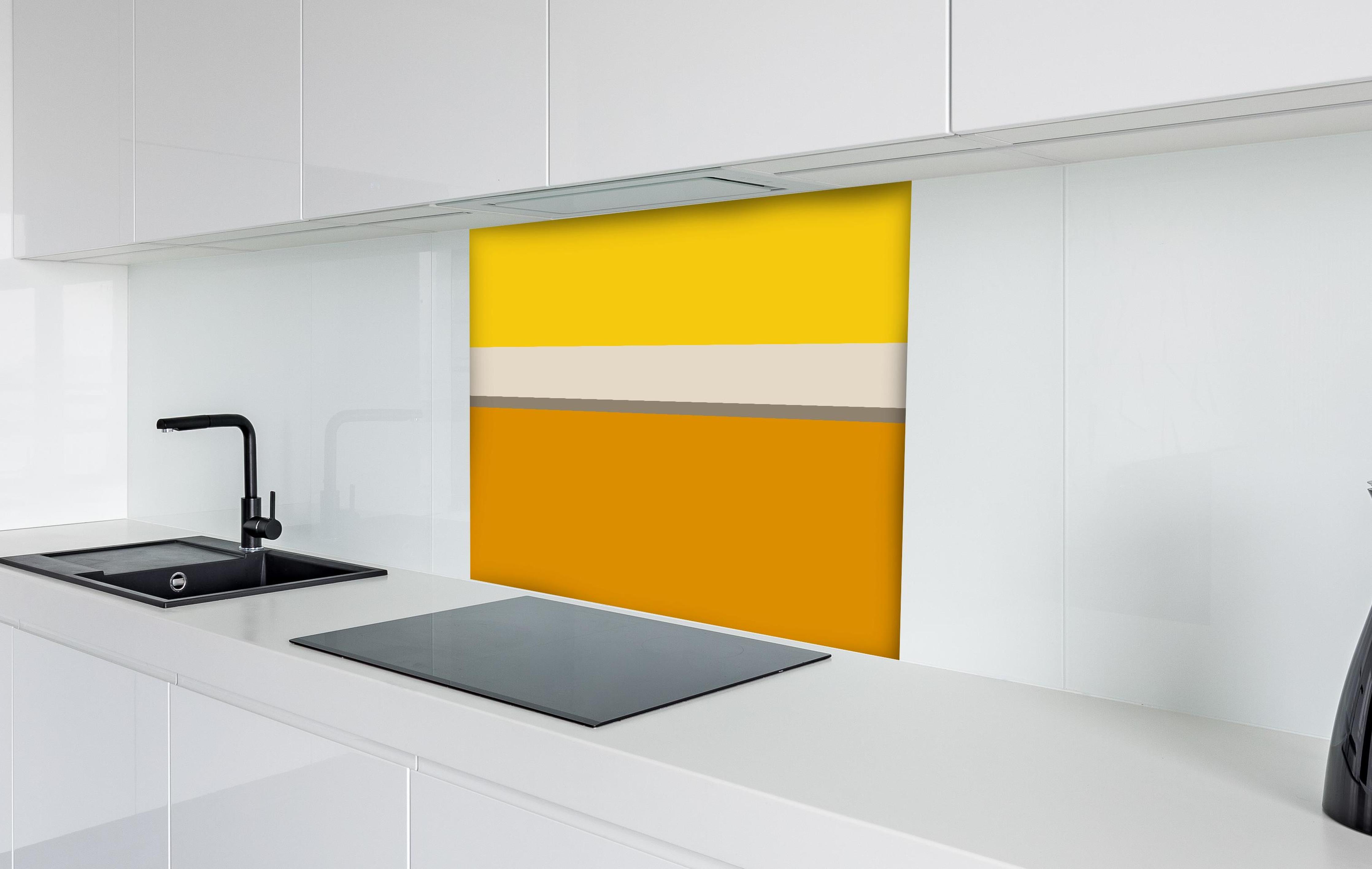 Spritzschutz - The Yellows - Horizontal - Saffron hinter einem Cerankochfeld zwischen Holz-Kochutensilien