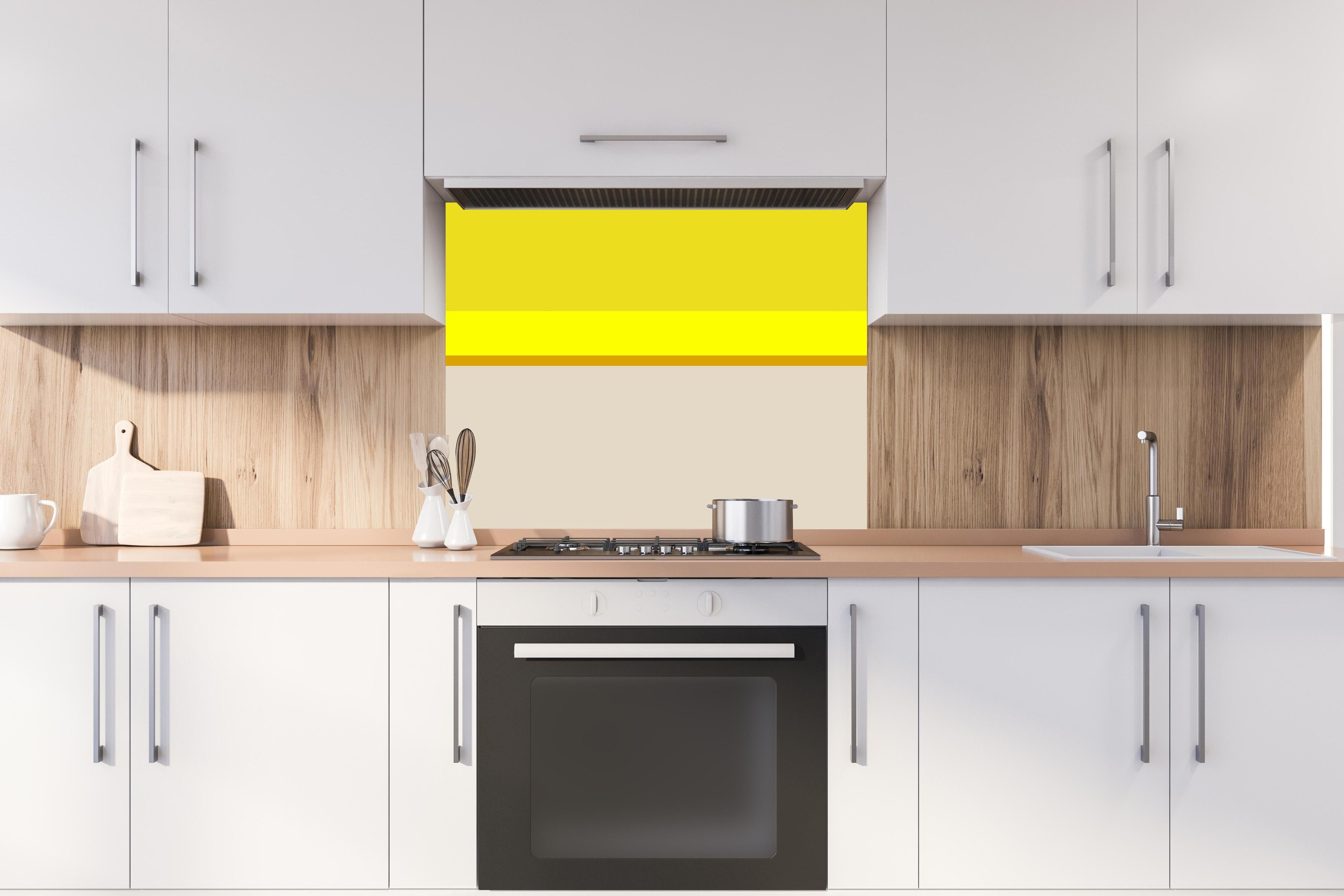 Spritzschutz - The Yellows - Horizontal - Vanilla hinter einem Cerankochfeld zwischen Holz-Kochutensilien