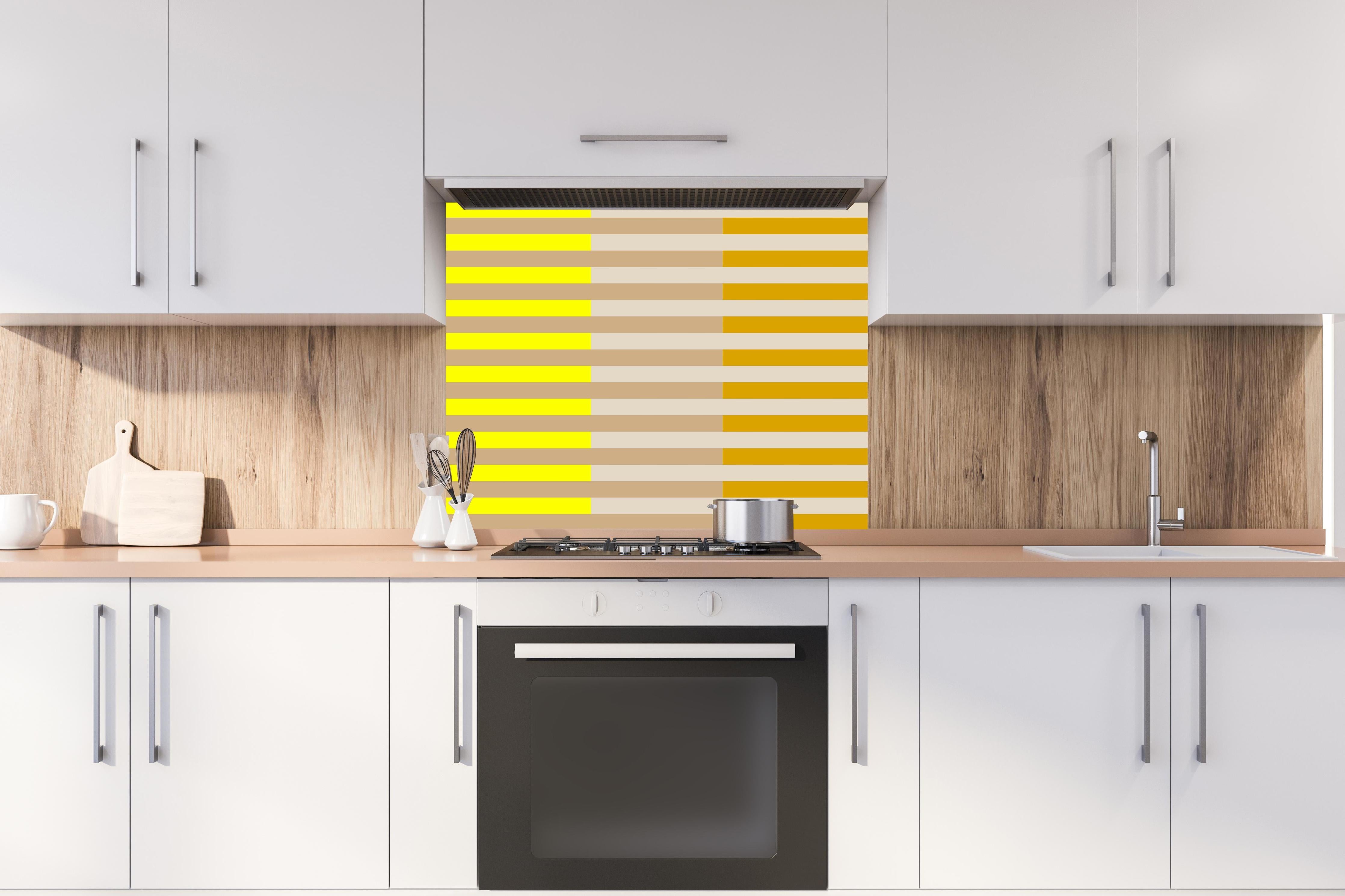 Spritzschutz - The Yellows - Multy Stripes - Buttercup hinter einem Cerankochfeld zwischen Holz-Kochutensilien