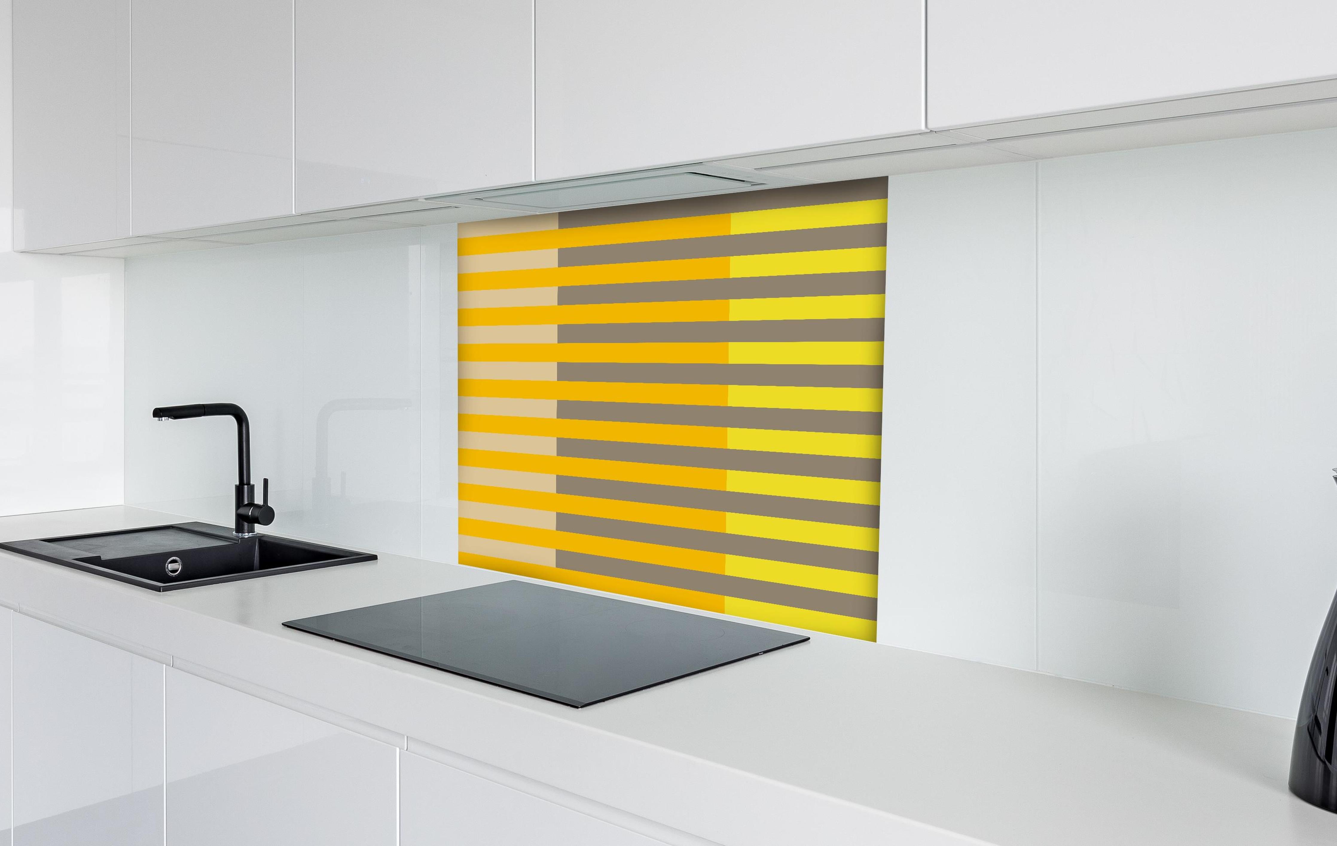 Spritzschutz - The Yellows - Multy Stripes - Honey hinter einem Cerankochfeld zwischen Holz-Kochutensilien