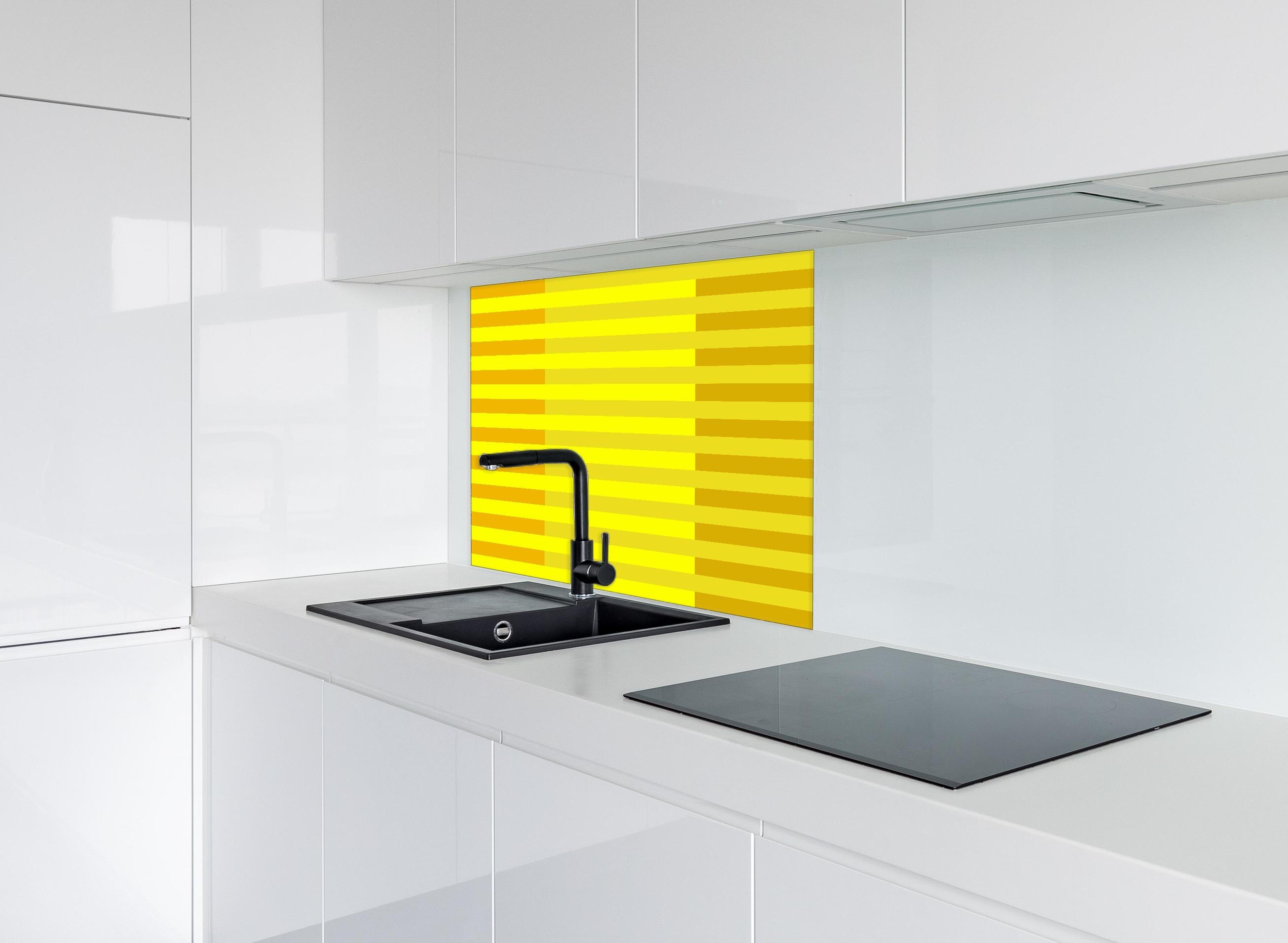 Spritzschutz - The Yellows - Multy Stripes - Lemon hinter einem Cerankochfeld zwischen Holz-Kochutensilien