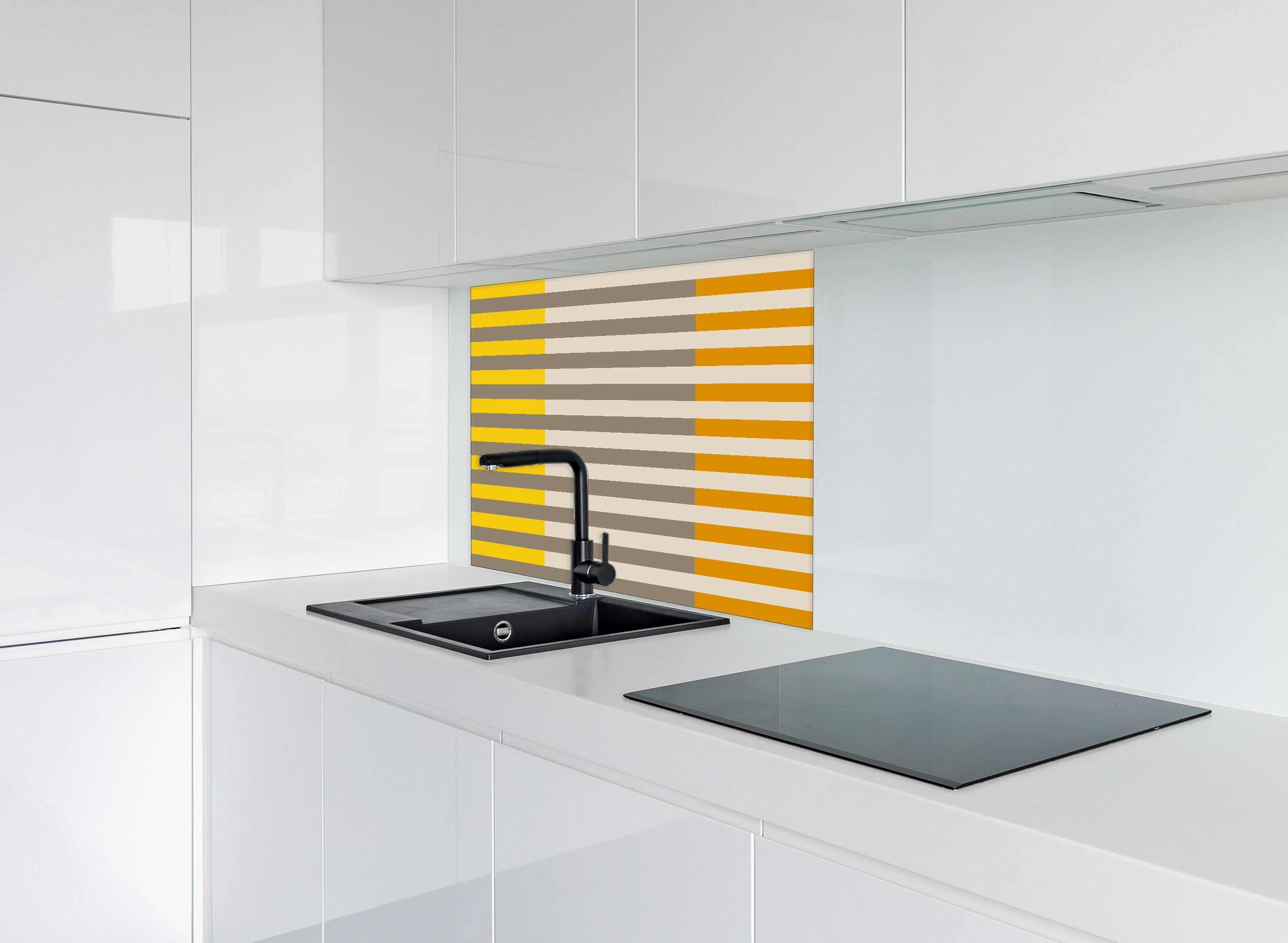 Spritzschutz - The Yellows - Multy Stripes - Saffron hinter einem Cerankochfeld zwischen Holz-Kochutensilien