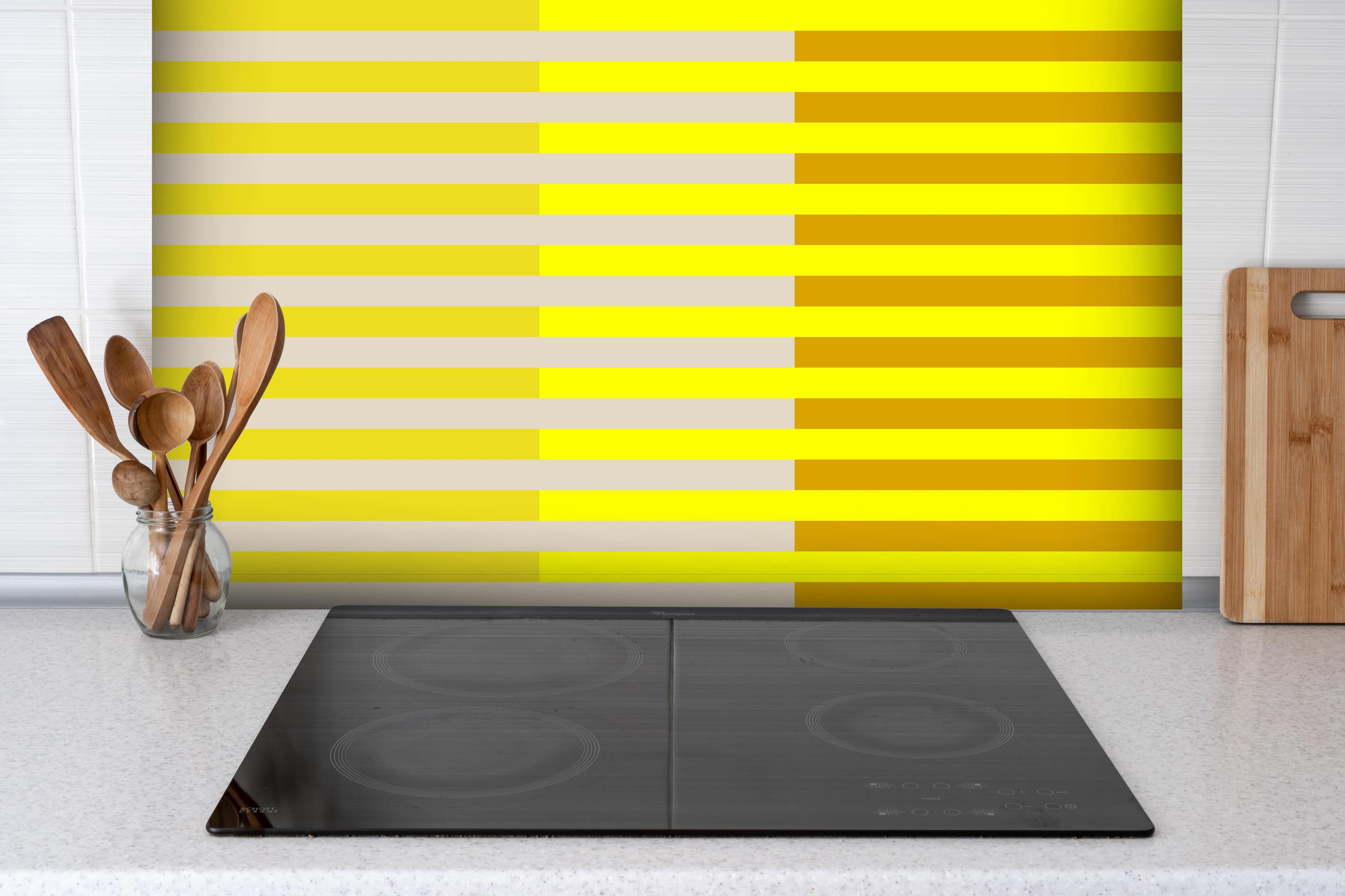 Spritzschutz - The Yellows - Multy Stripes - Vanilla hinter einem Cerankochfeld zwischen Holz-Kochutensilien