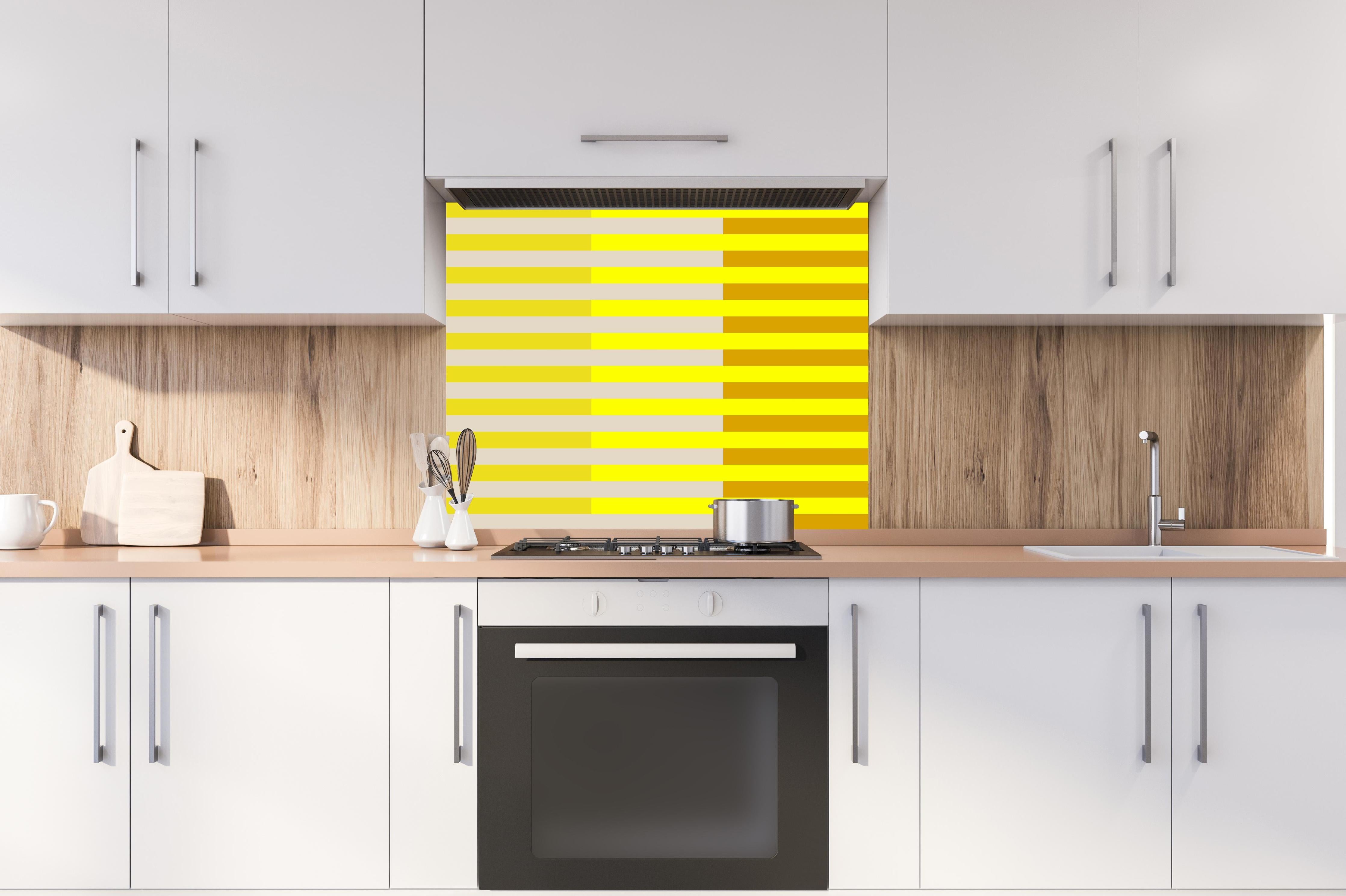 Spritzschutz - The Yellows - Multy Stripes - Vanilla hinter einem Cerankochfeld zwischen Holz-Kochutensilien
