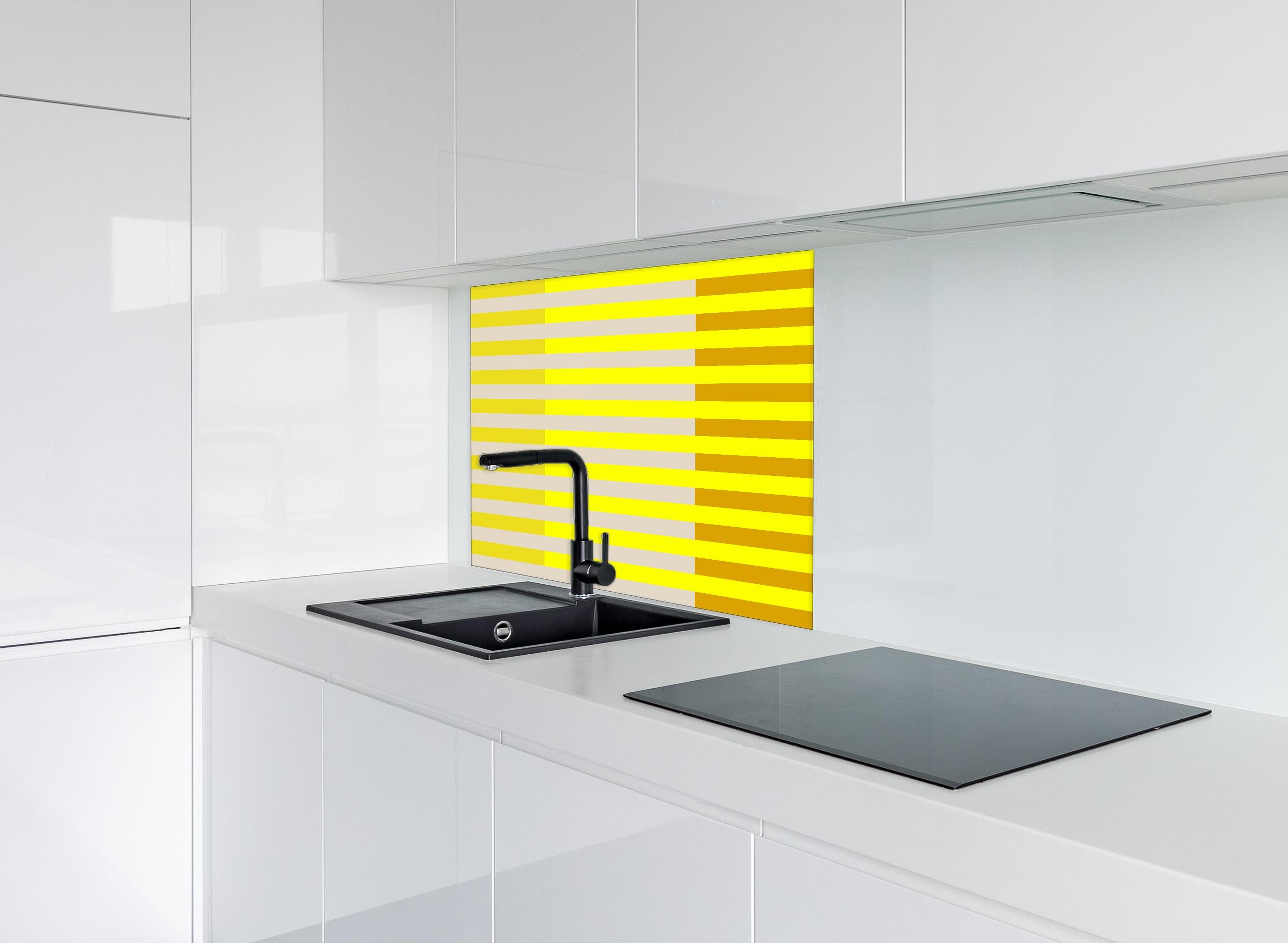 Spritzschutz - The Yellows - Multy Stripes - Vanilla hinter einem Cerankochfeld zwischen Holz-Kochutensilien