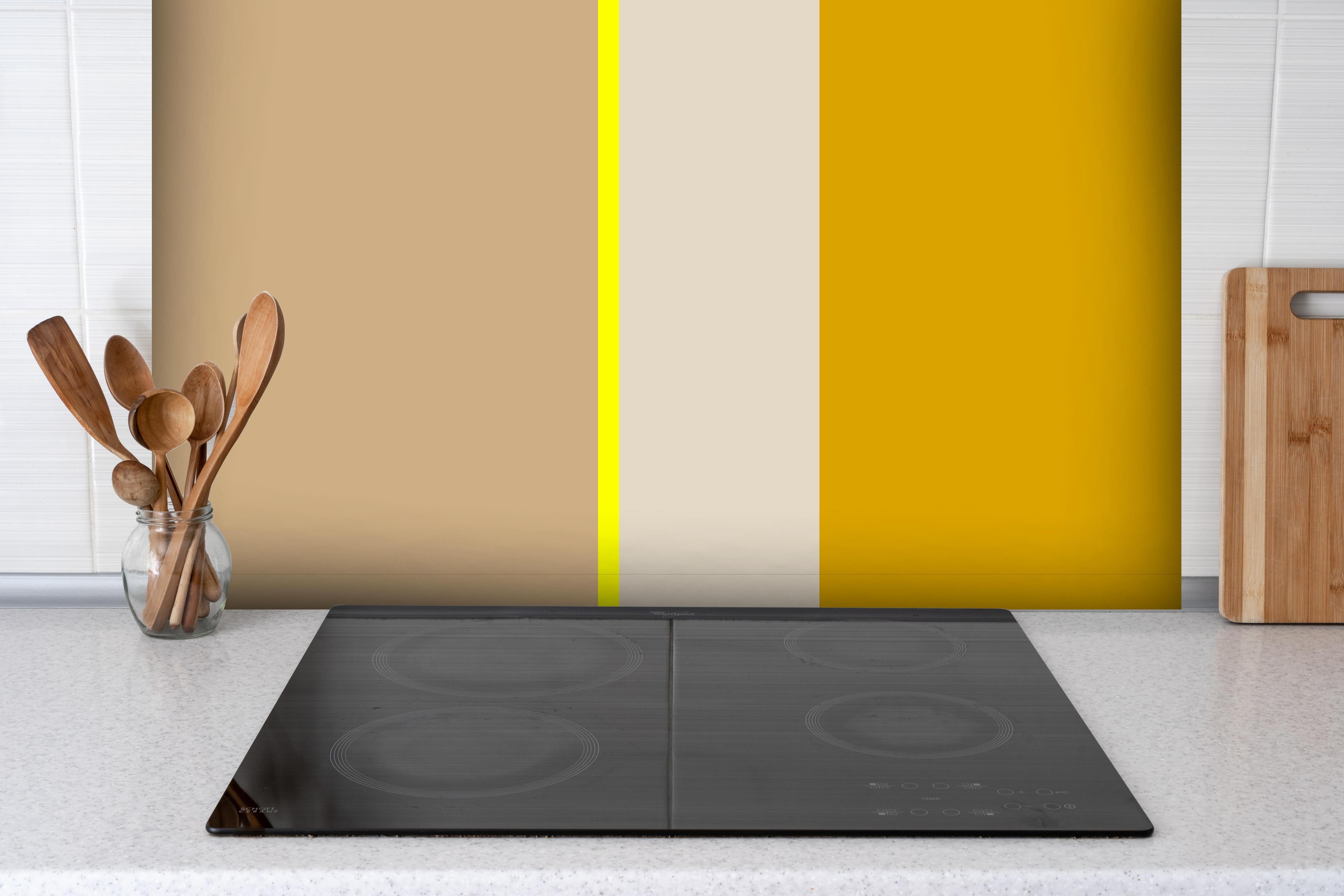Spritzschutz - The Yellows - Vertical - Buttercup hinter einem Cerankochfeld zwischen Holz-Kochutensilien