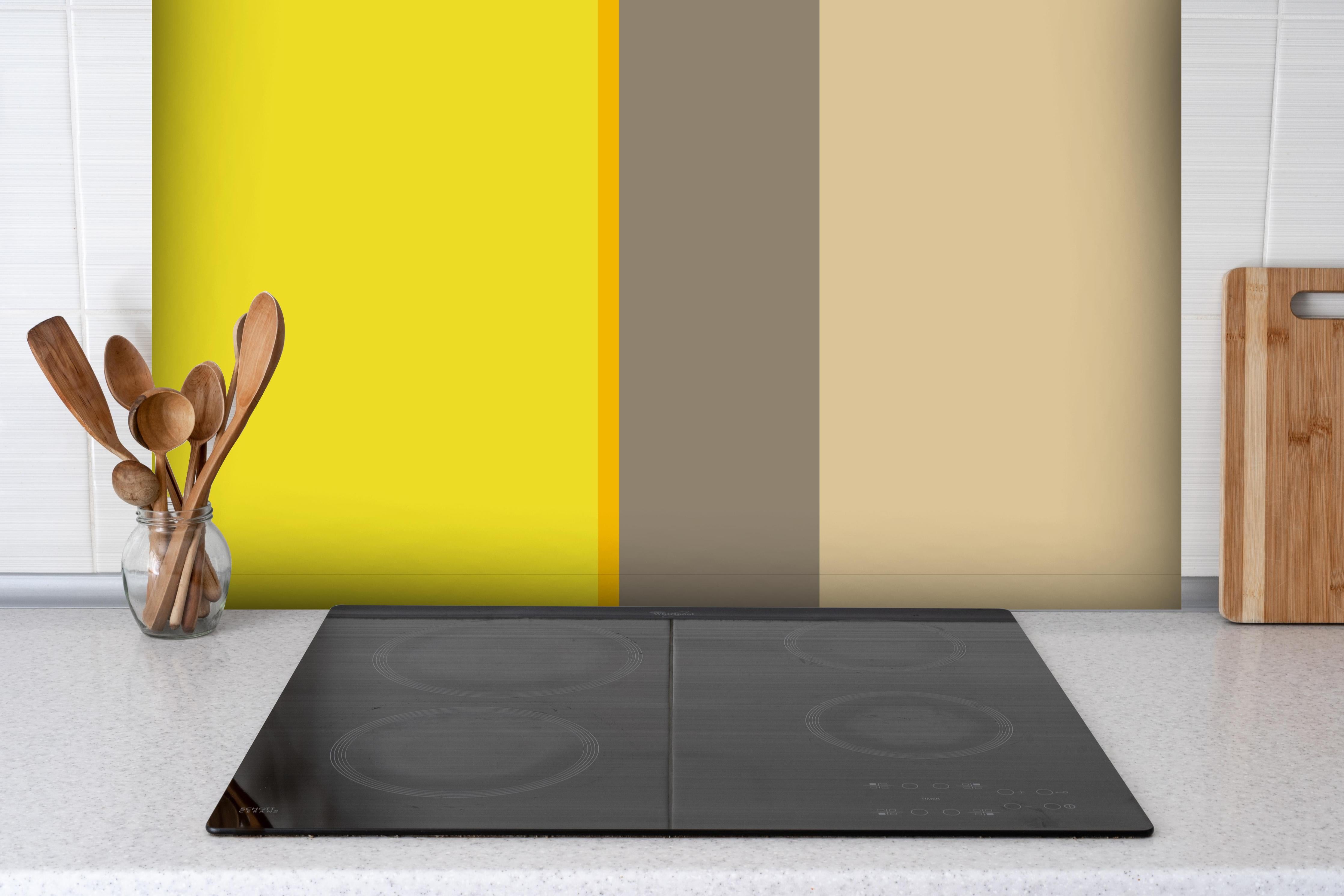 Spritzschutz - The Yellows - Vertical - Honey hinter einem Cerankochfeld zwischen Holz-Kochutensilien