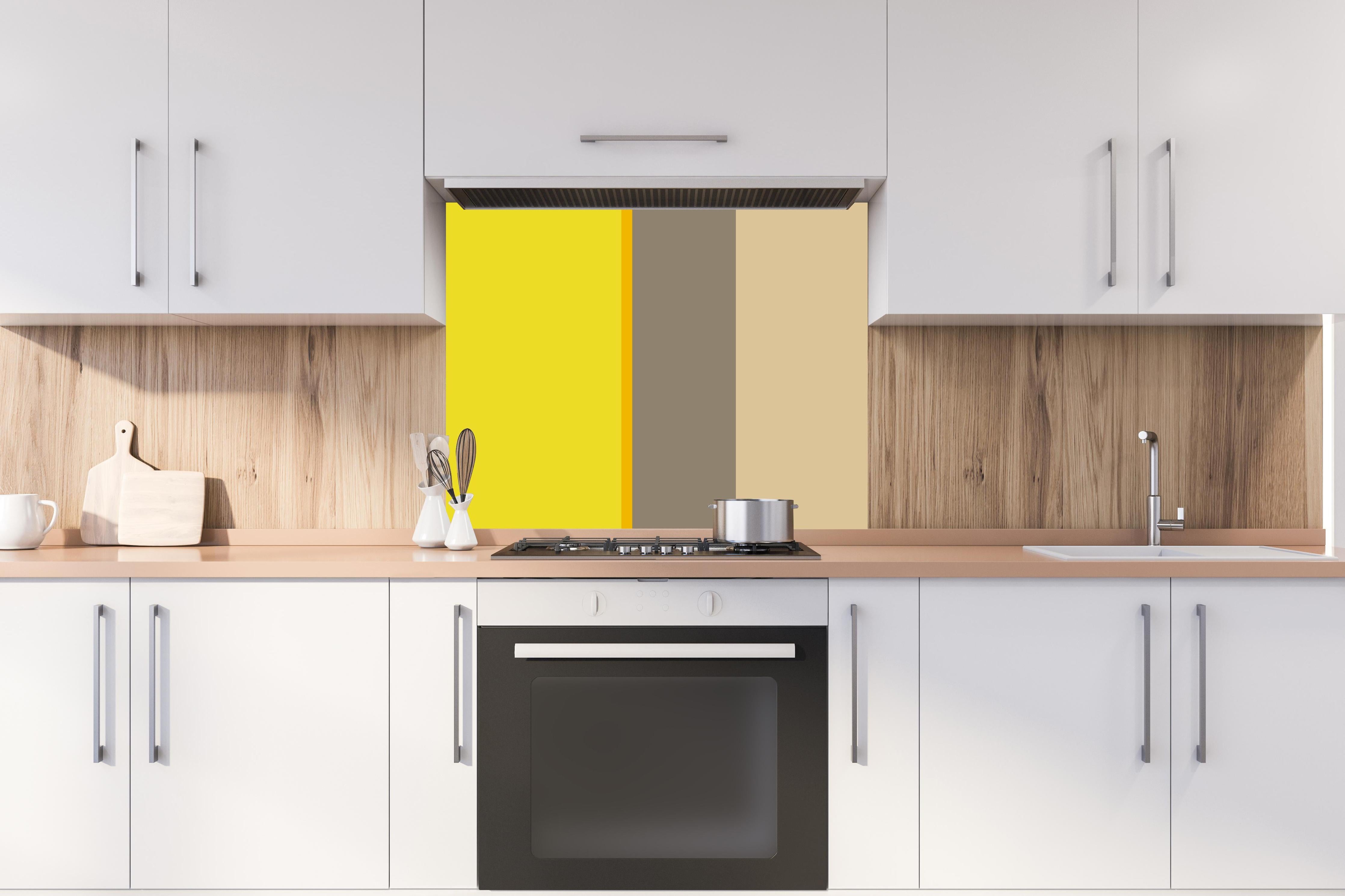 Spritzschutz - The Yellows - Vertical - Honey hinter einem Cerankochfeld zwischen Holz-Kochutensilien