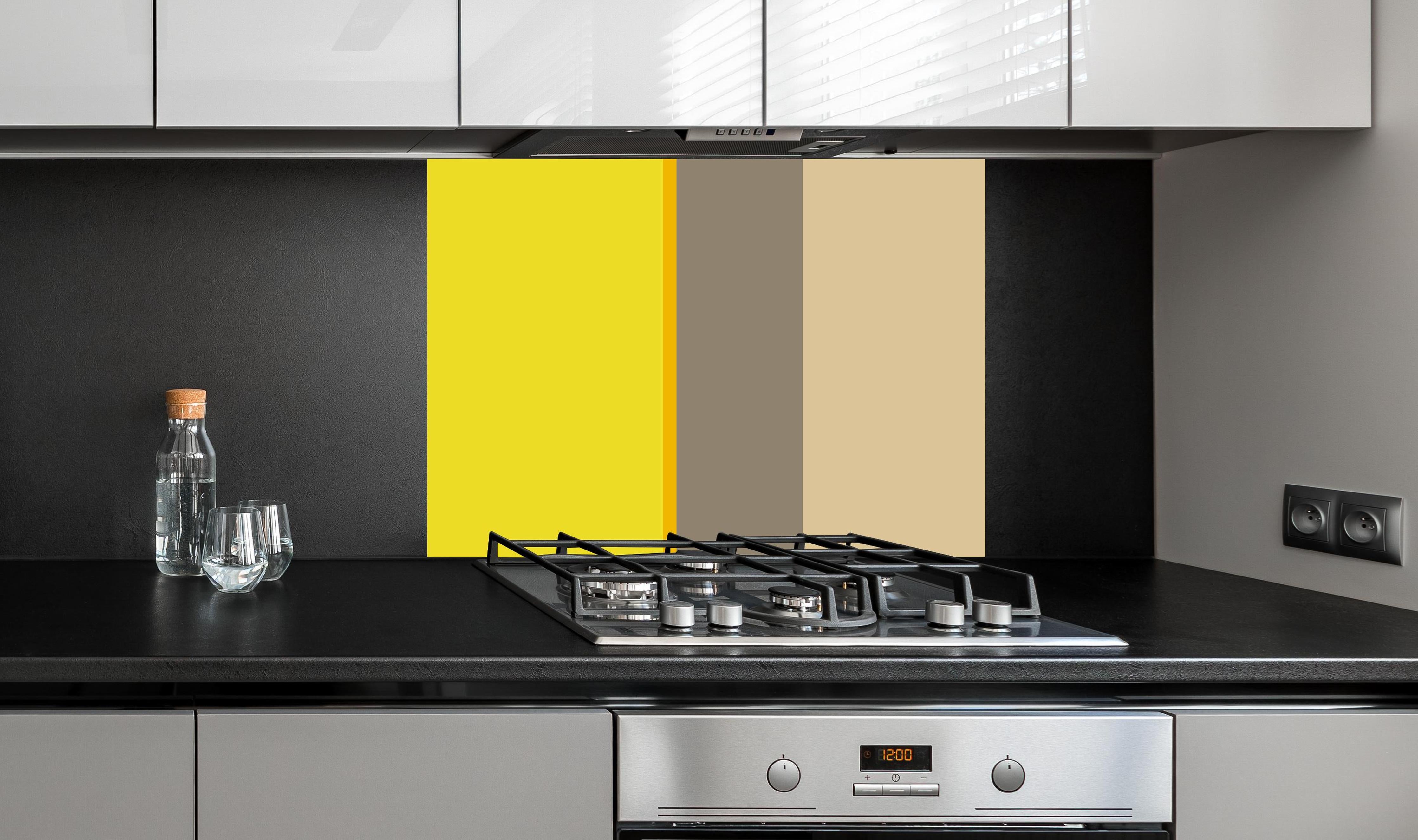 Spritzschutz - The Yellows - Vertical - Honey hinter einem Cerankochfeld zwischen Holz-Kochutensilien