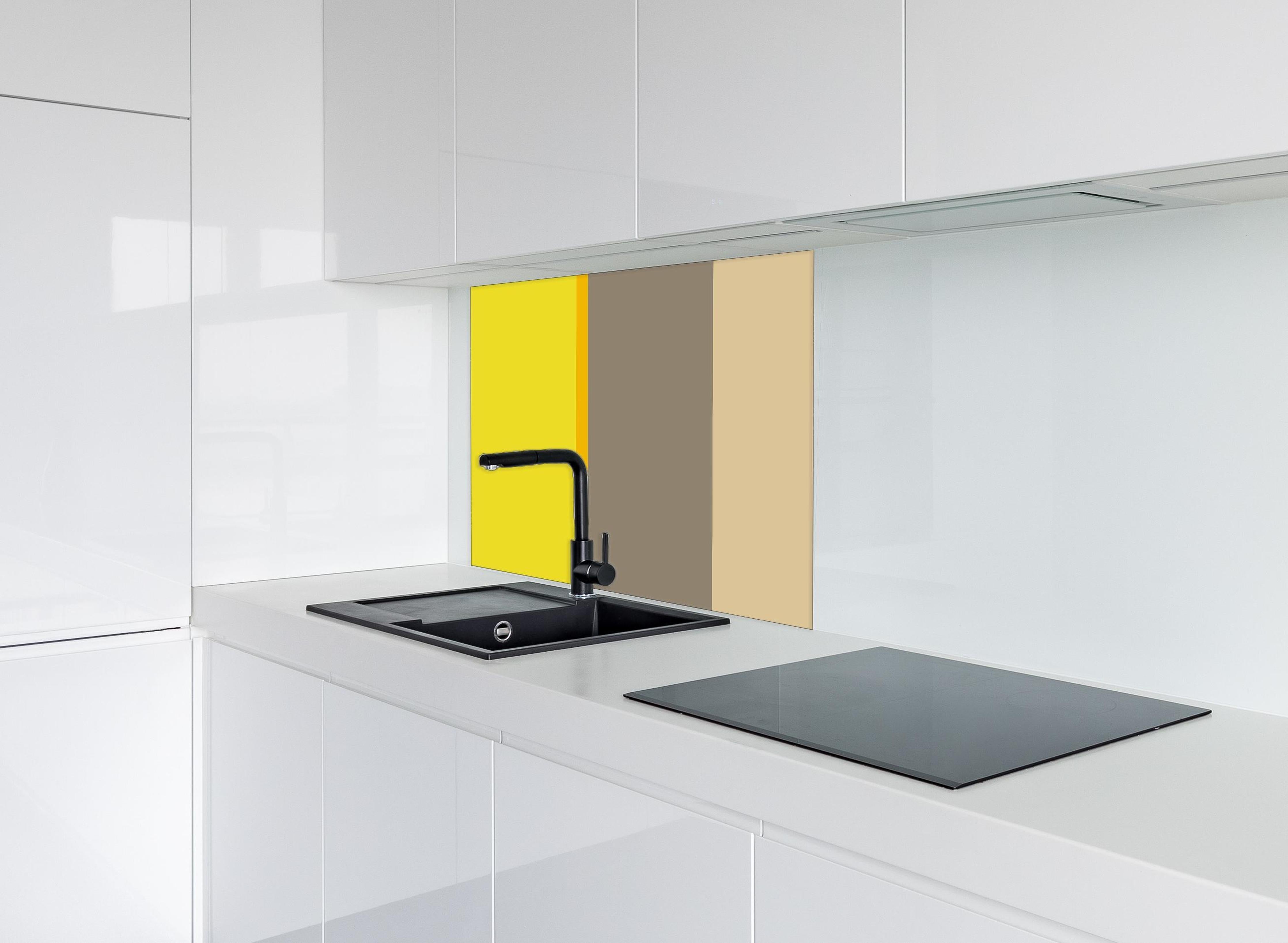 Spritzschutz - The Yellows - Vertical - Honey hinter einem Cerankochfeld zwischen Holz-Kochutensilien