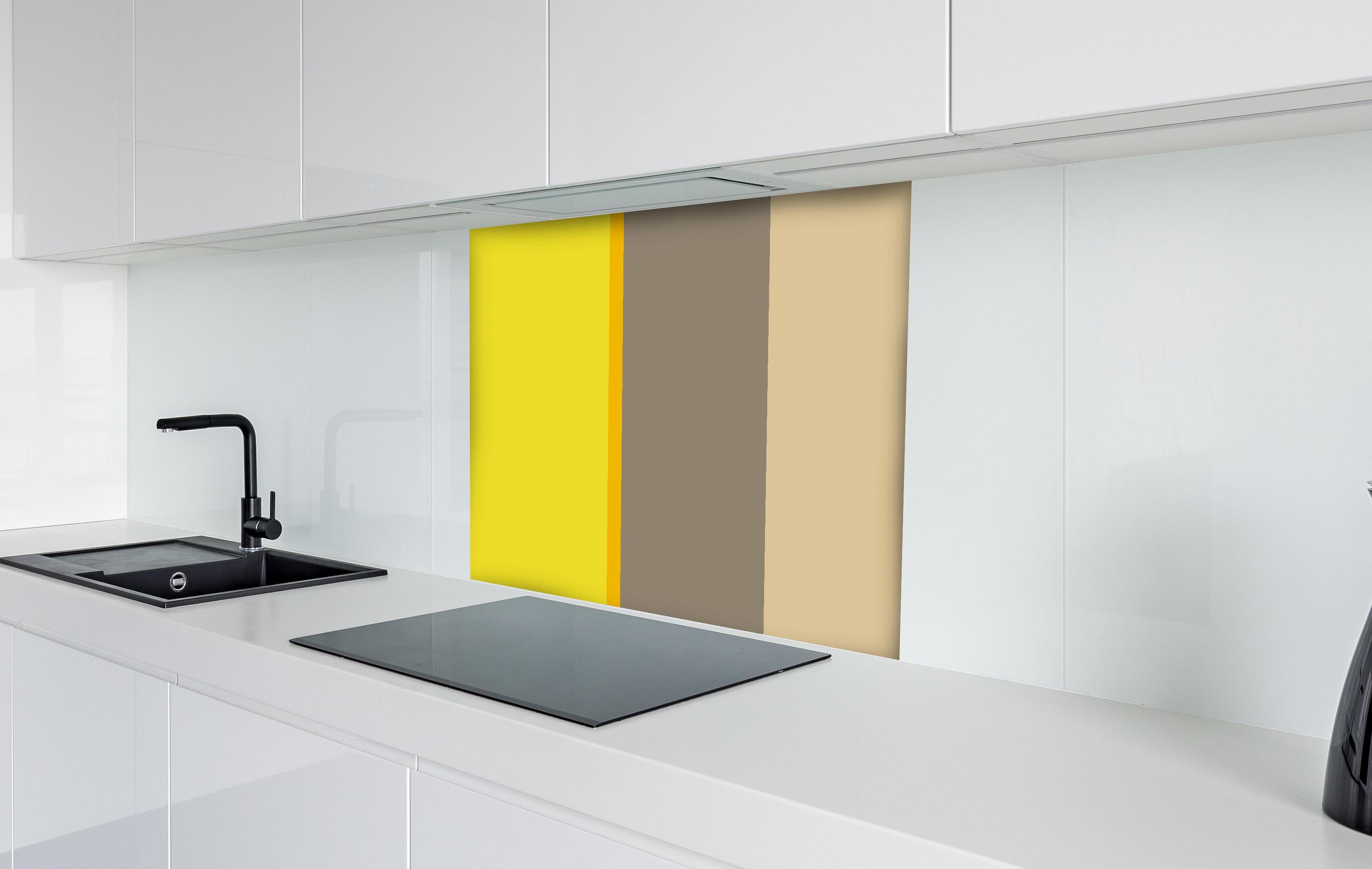 Spritzschutz - The Yellows - Vertical - Honey hinter einem Cerankochfeld zwischen Holz-Kochutensilien