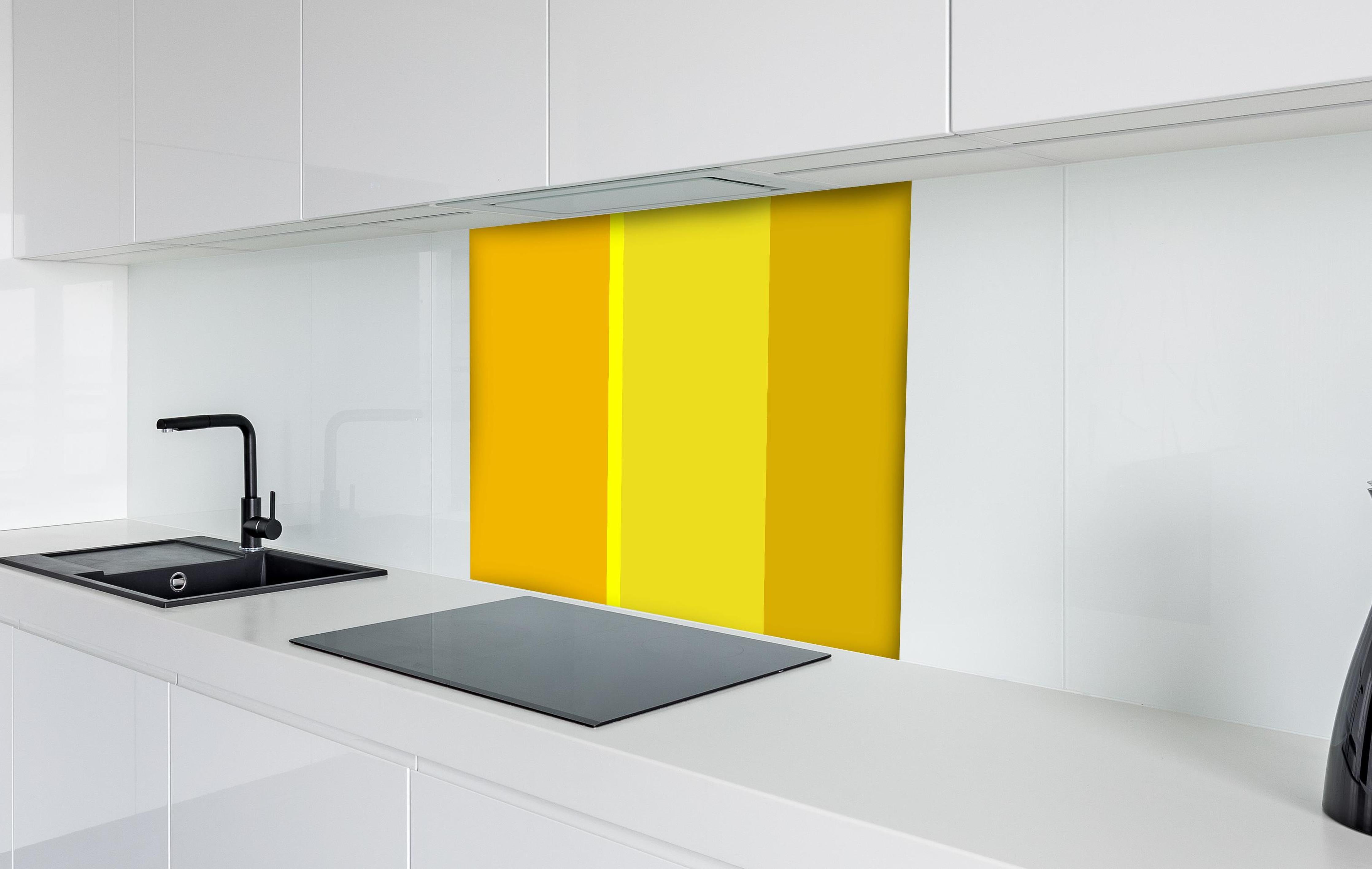 Spritzschutz - The Yellows - Vertical - Lemon hinter einem Cerankochfeld zwischen Holz-Kochutensilien