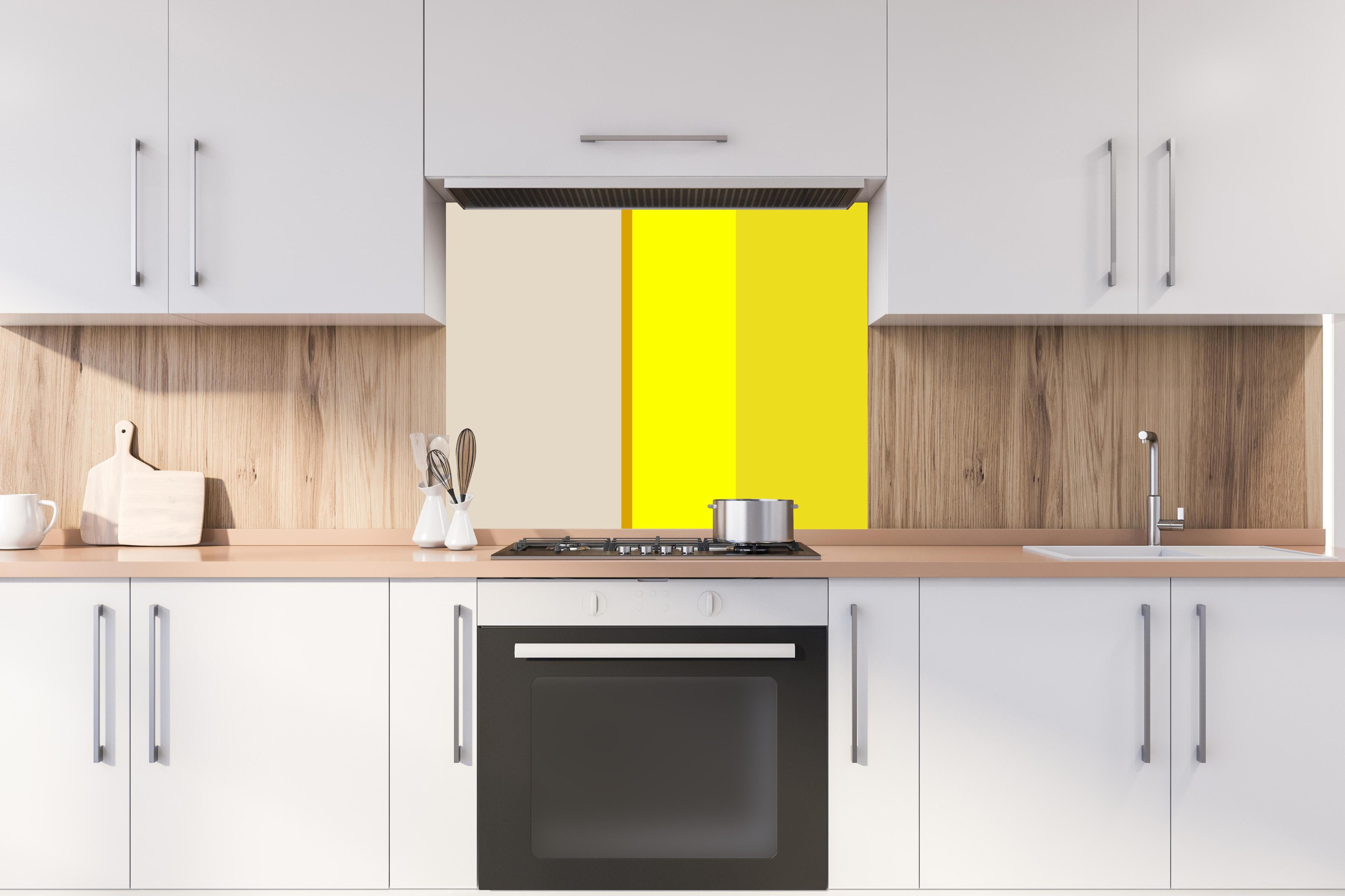 Spritzschutz - The Yellows - Vertical - Vanilla hinter einem Cerankochfeld zwischen Holz-Kochutensilien