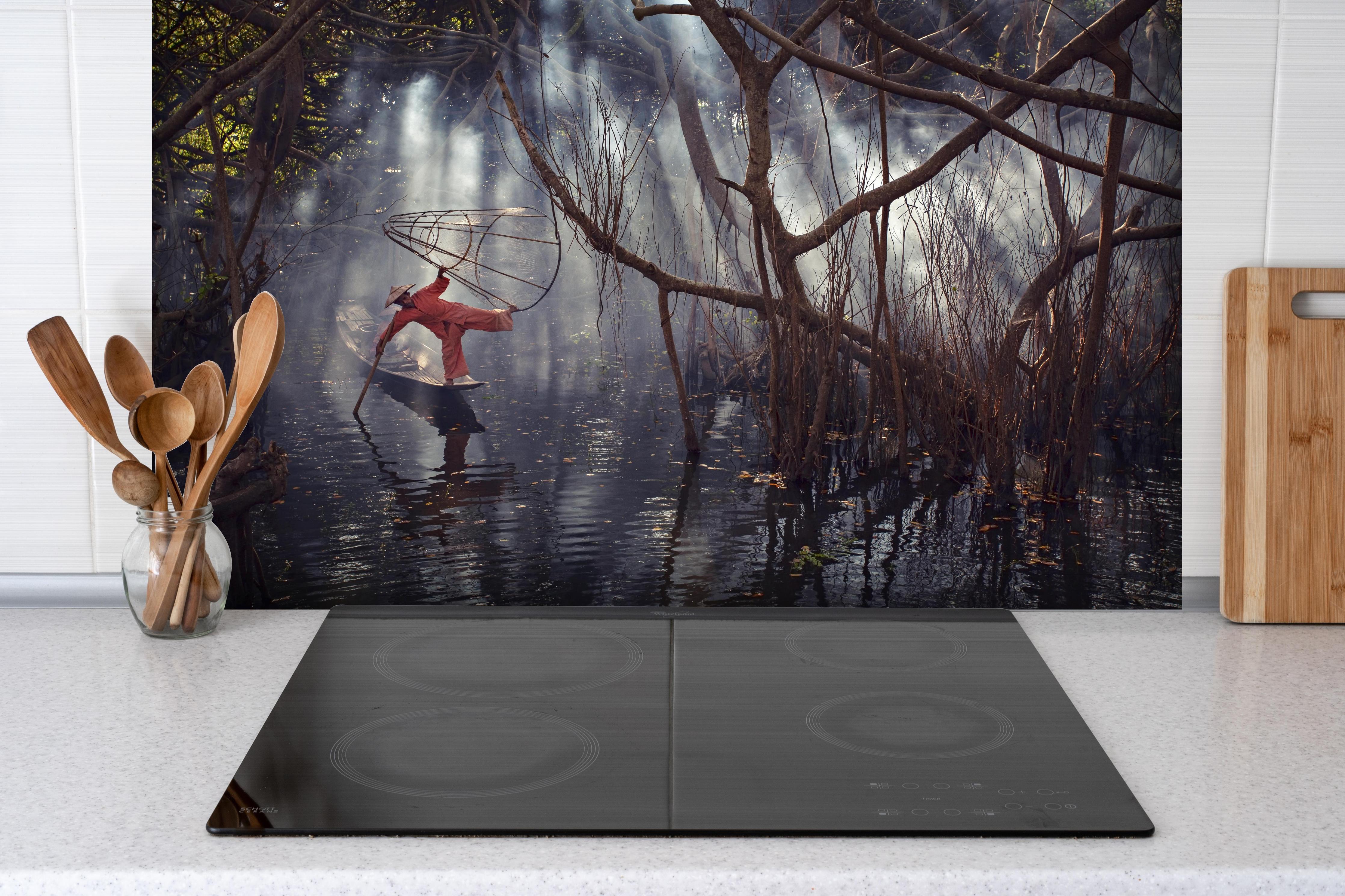 Spritzschutz - Through the light hinter einem Cerankochfeld zwischen Holz-Kochutensilien